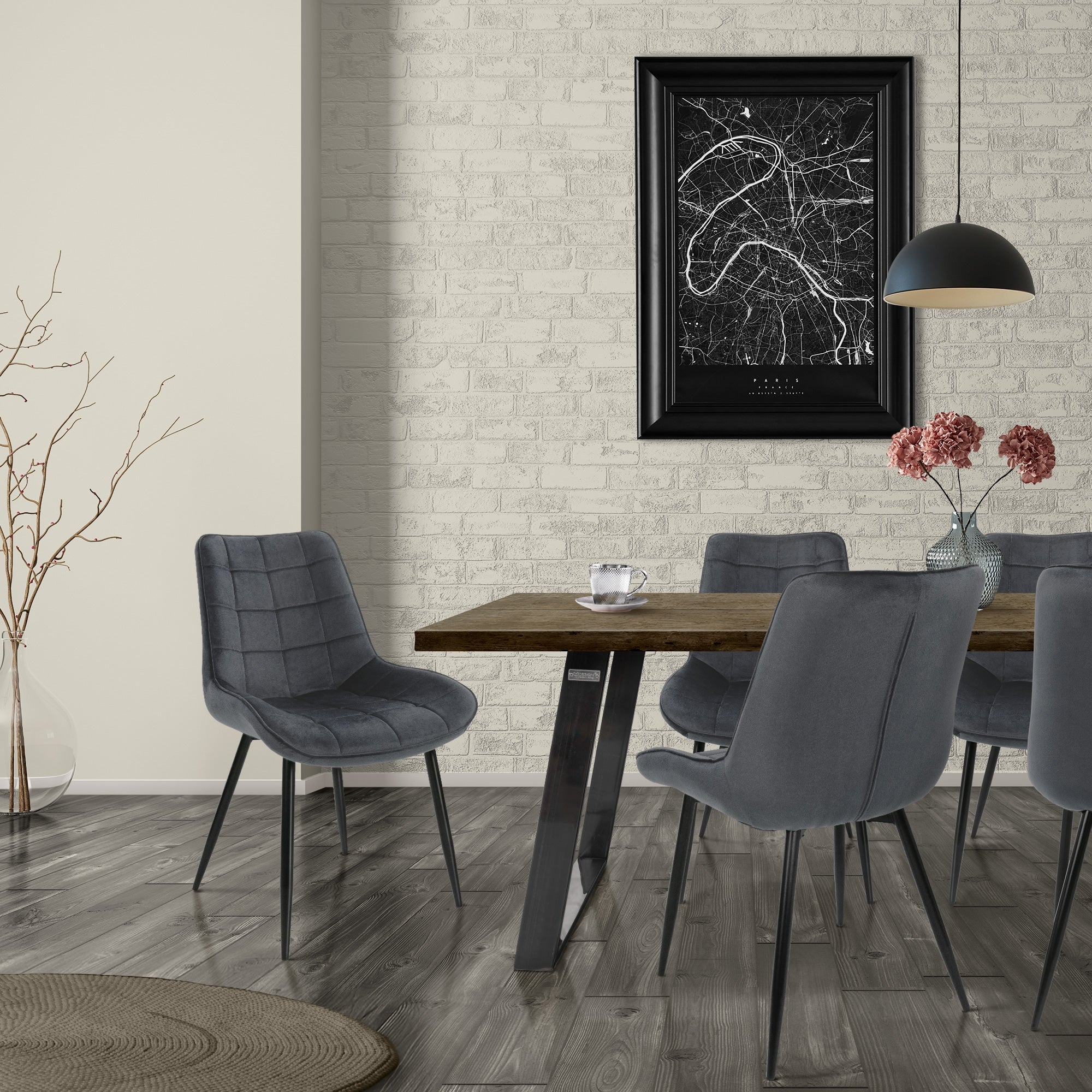 Ein Esszimmer mit einem Holztisch, mehreren grauen Stühlen und einem Kunstwerk an der Wand.