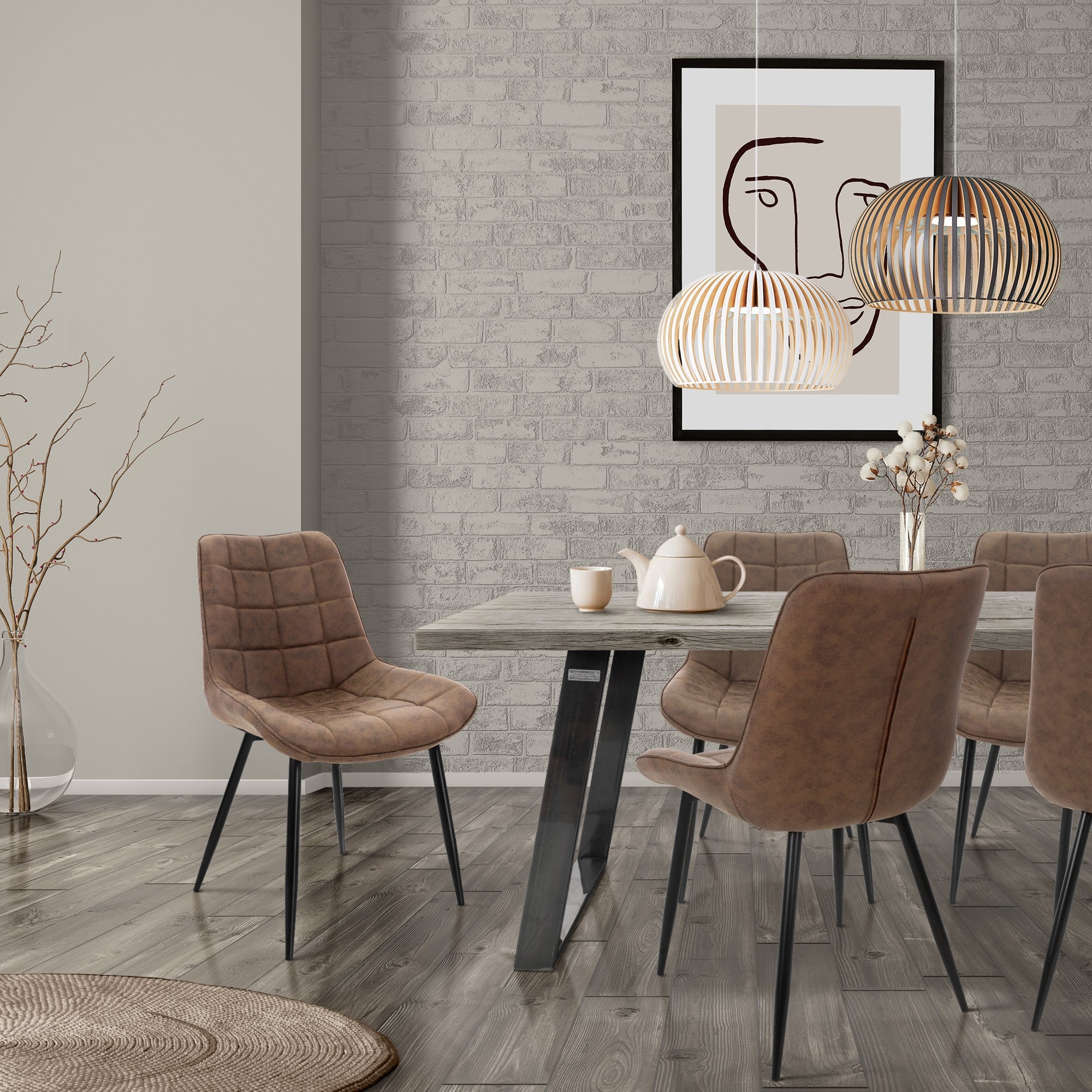 Esszimmer mit einem Tisch, braunen Stühlen und modernen Lampen.