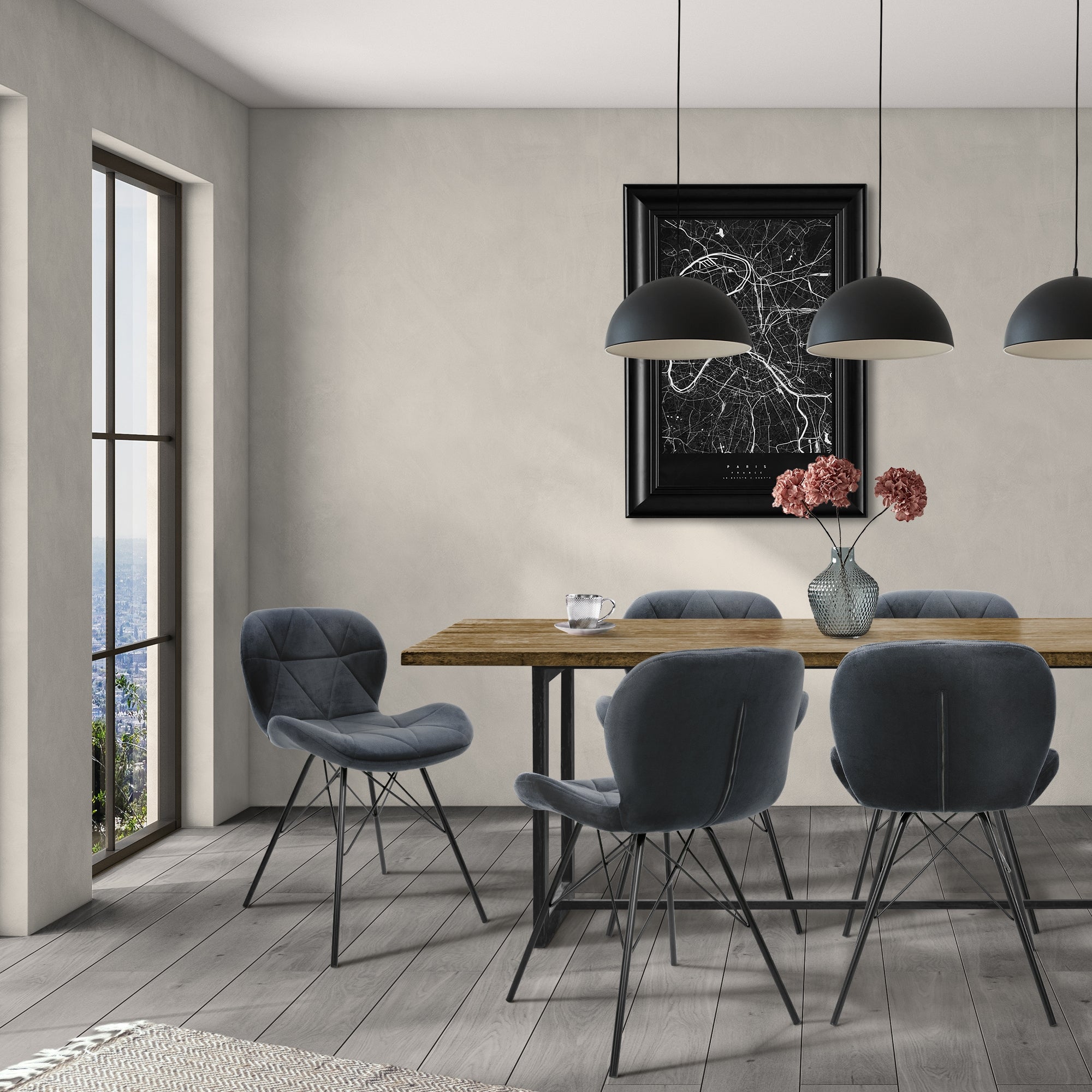 Esszimmer mit einem Holztisch und mehreren grauen Stühlen, Kunstwerk an der Wand.