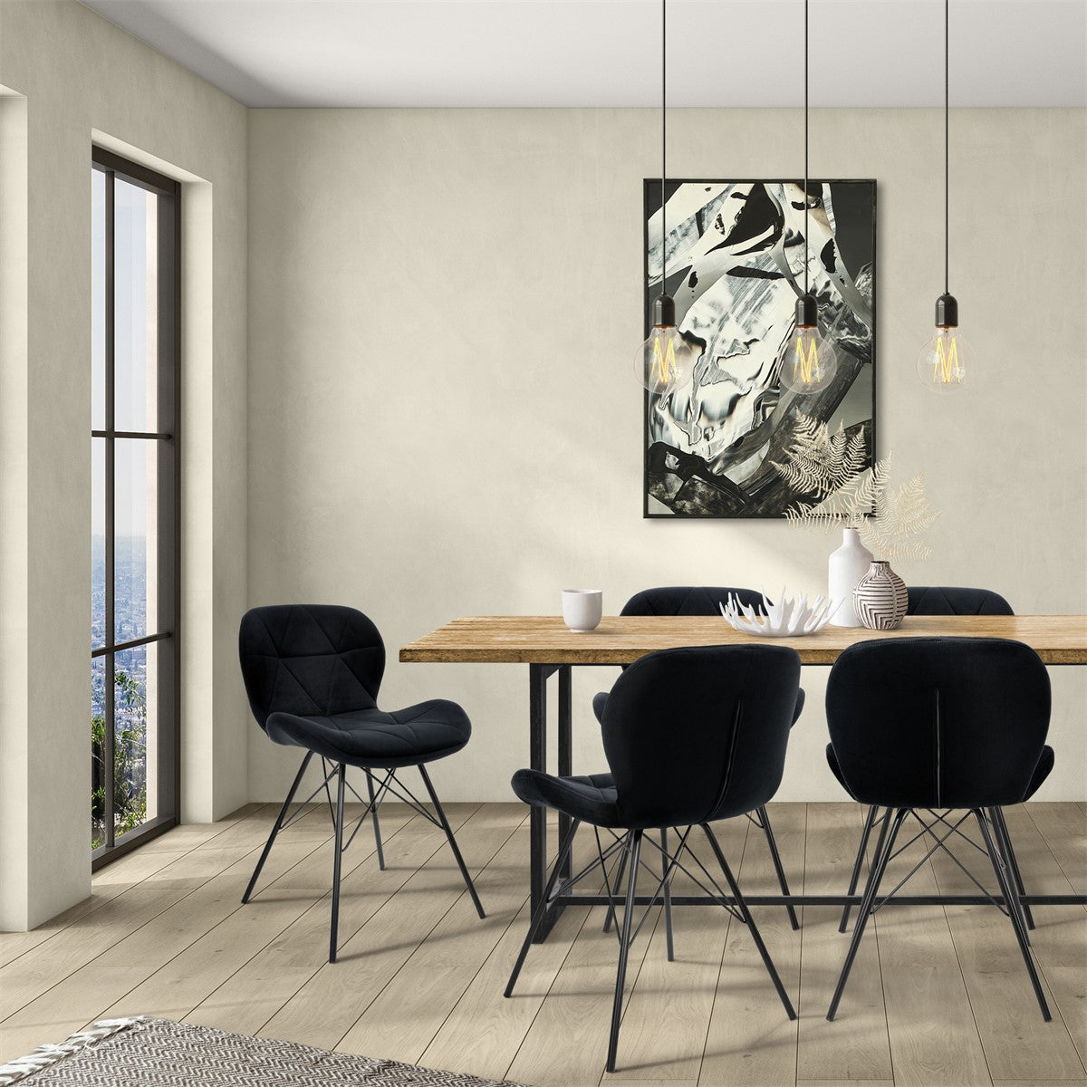 Esszimmer mit einem Holztisch und vier schwarzen Stühlen, dekoriert mit einer Vase.