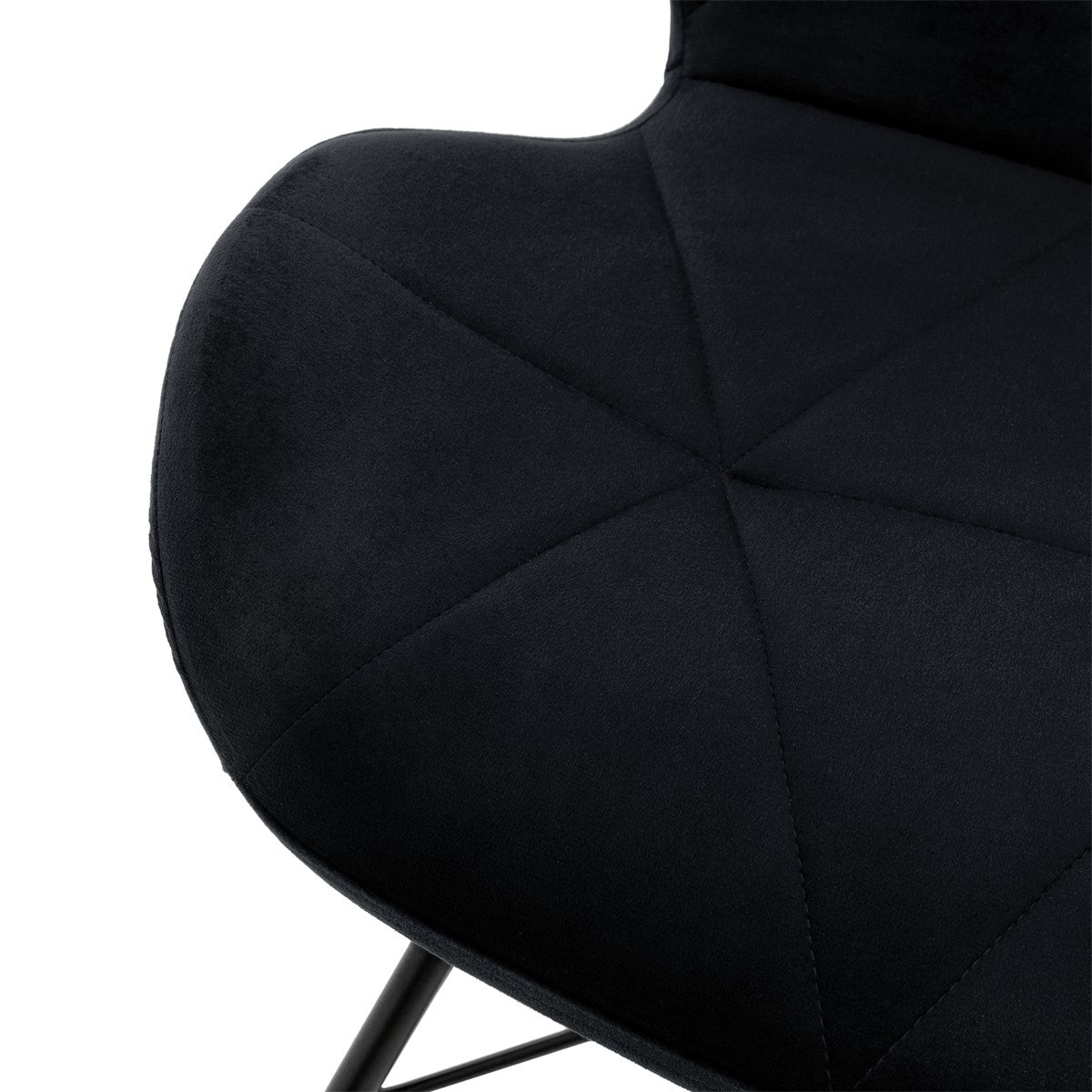 Detailaufnahme eines schwarzen Stuhls mit gepolsterter Sitzfläche.