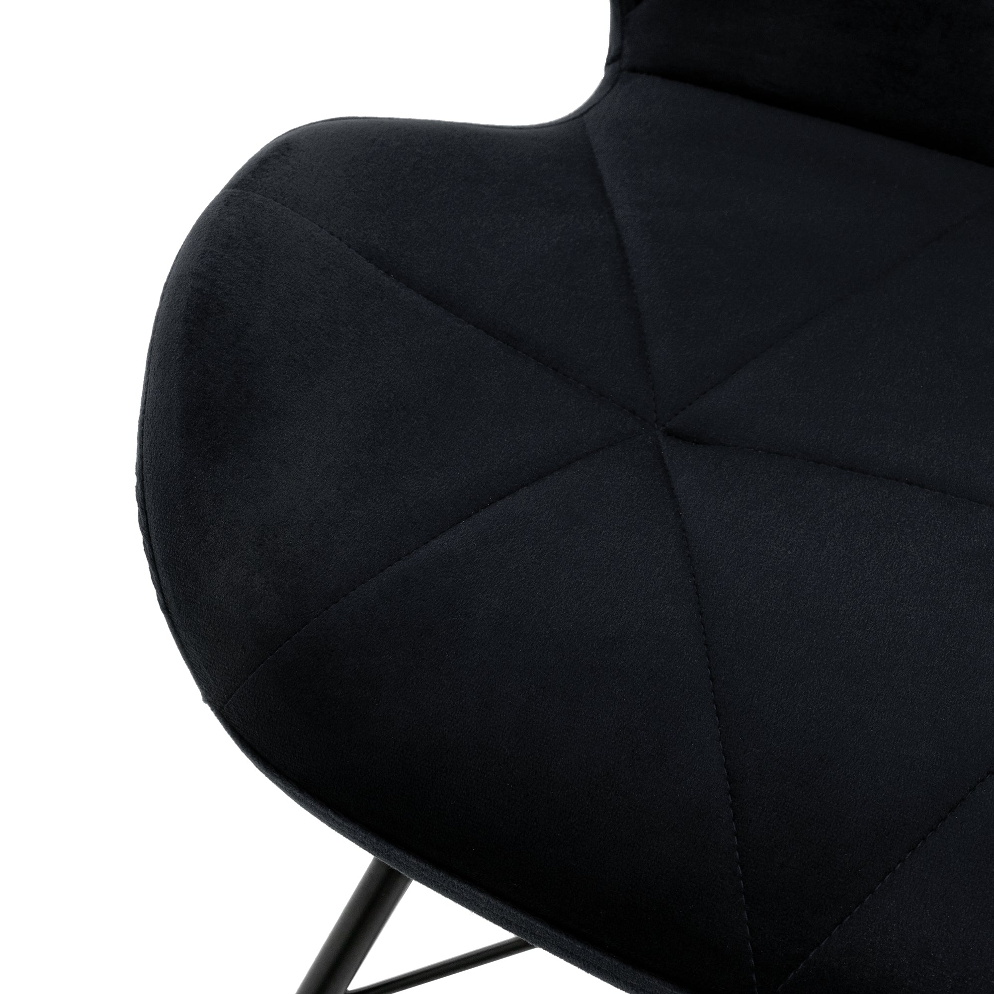 Detailaufnahme eines schwarzen Stuhls mit gepolsterter Sitzfläche.