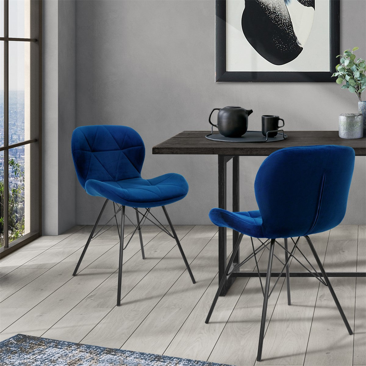 Zwei blaue Stühle an einem Tisch in einem modernen Raum mit Fenster.