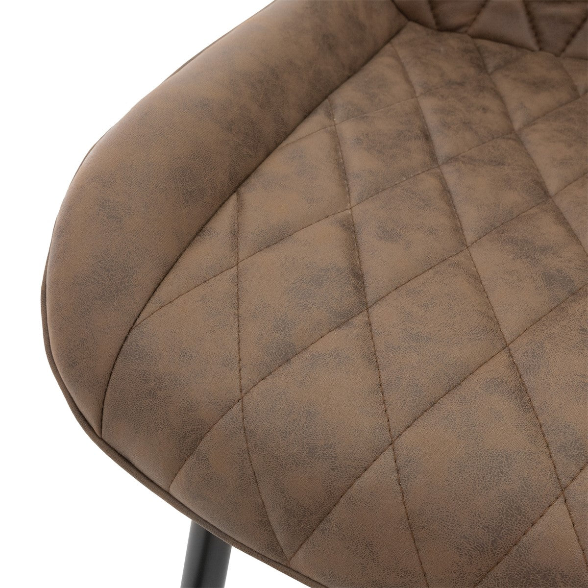 Gros plan sur une chaise marron rembourrée à motif losanges.