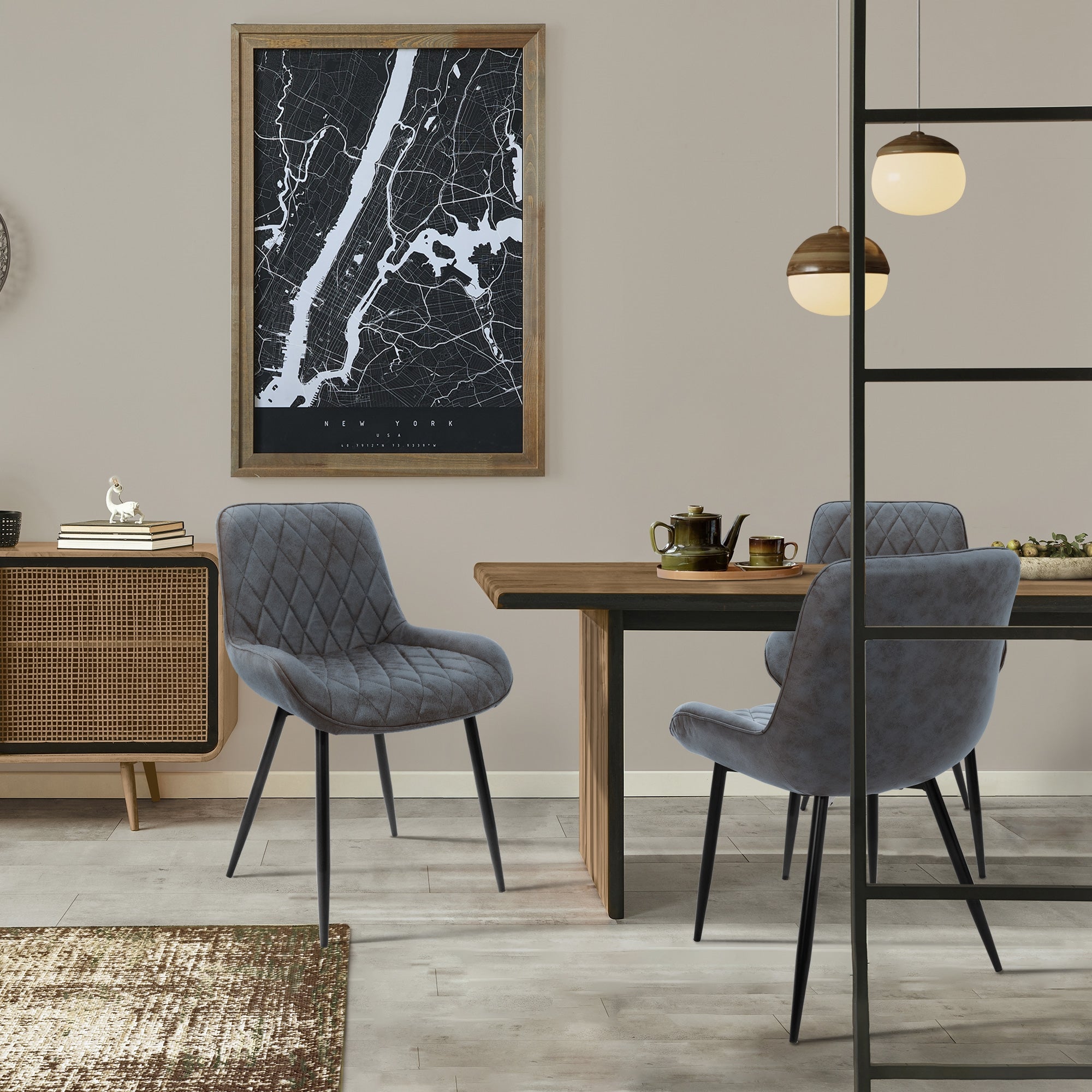 Esszimmer mit einem Tisch, drei Stühlen und einem Wandbild.