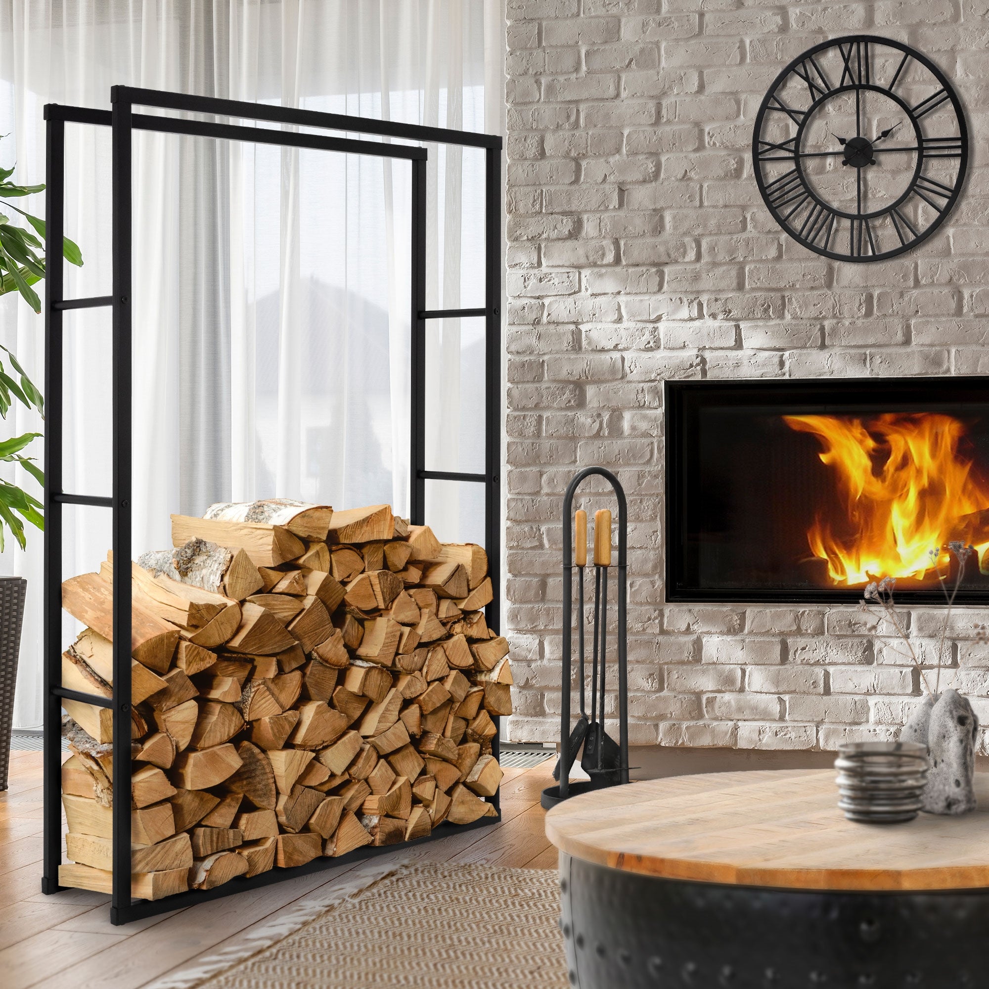 Ein Holzregal mit gestapeltem Holz vor einem Kamin in einem modernen Raum.