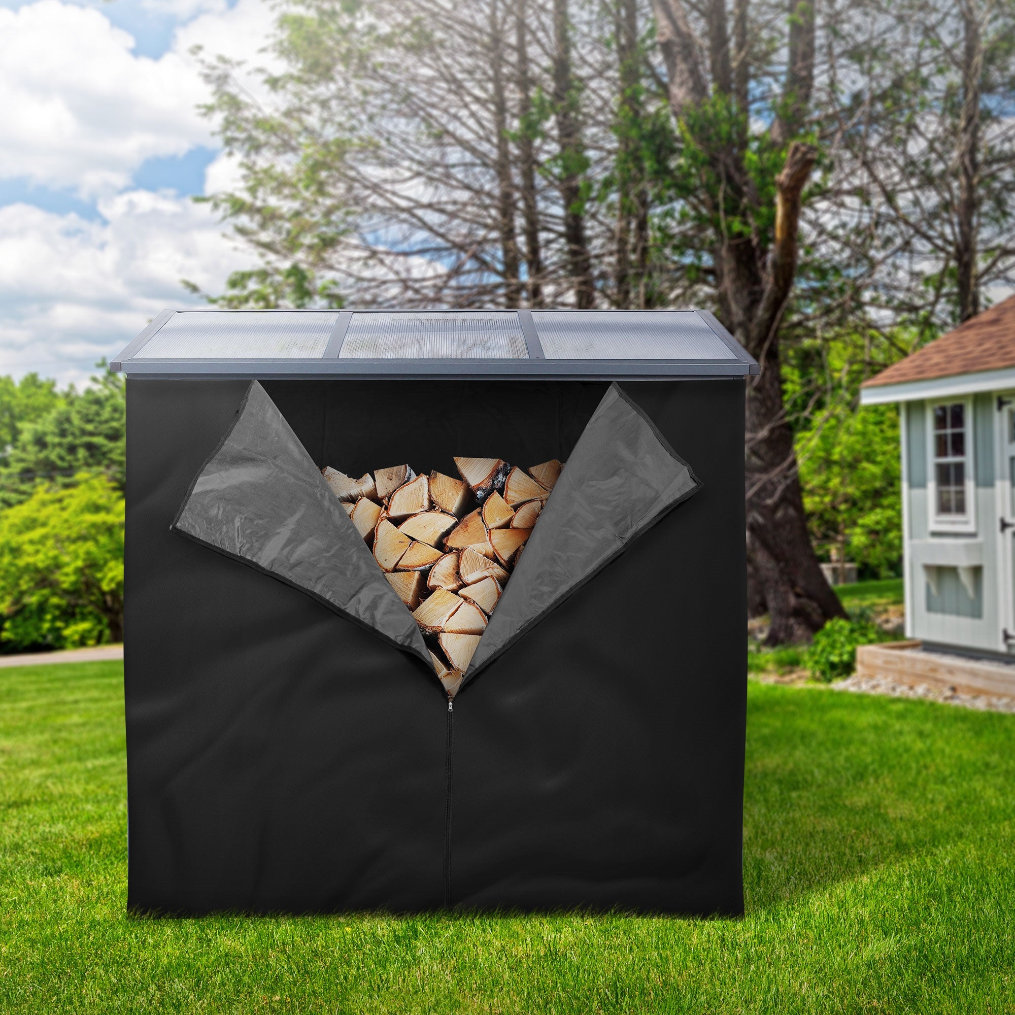 Schwarzer Holzlager mit Sicht auf gestapeltes Holz und transparentem Dach im Garten.