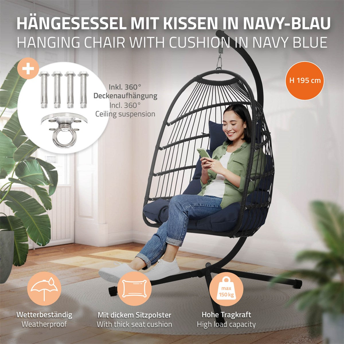 Hängesessel in navy-blau, mit Kissen, auf einem Ständer, in einem Wohnraum.
