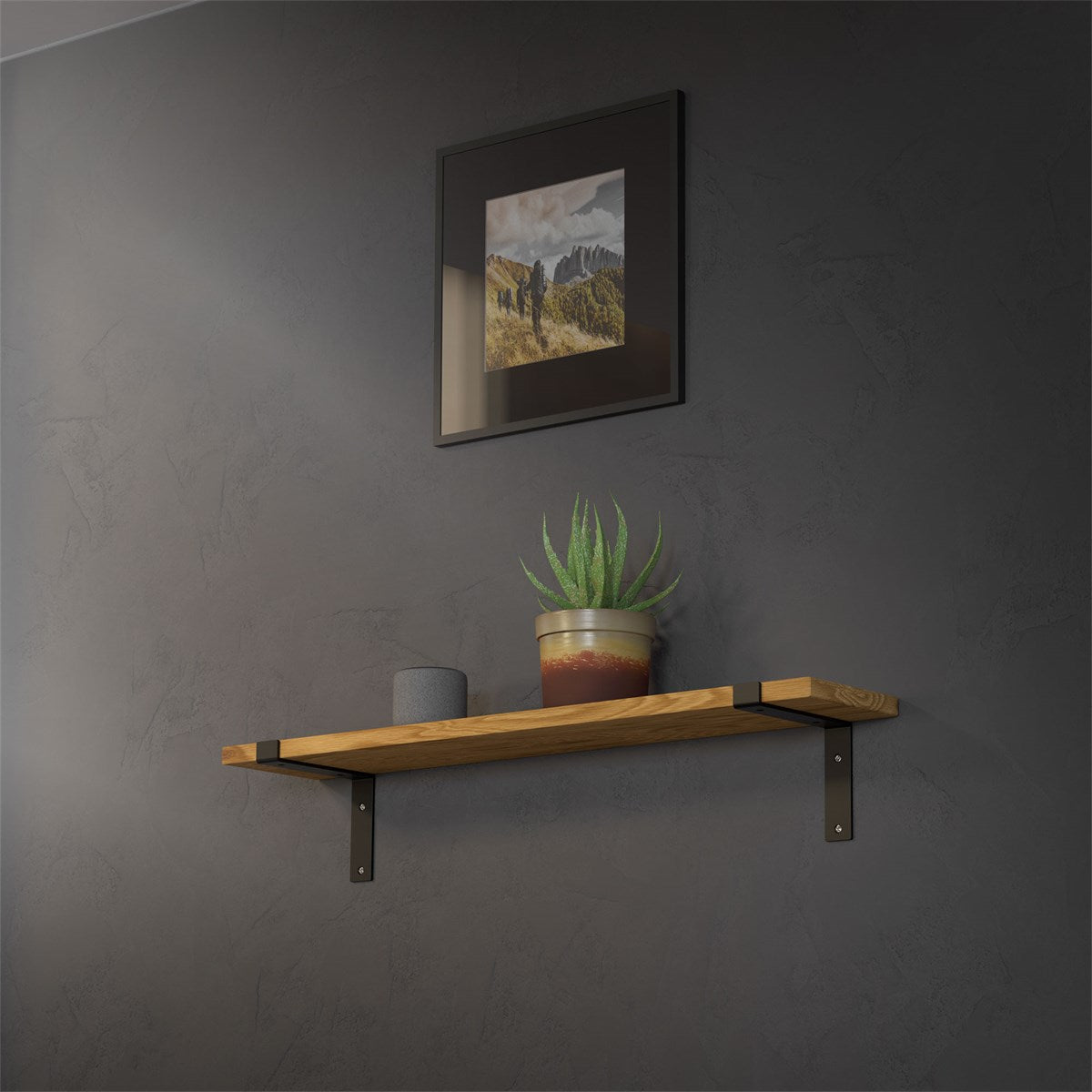 Holzregal an einer Wand mit Pflanze und Bildrahmen.