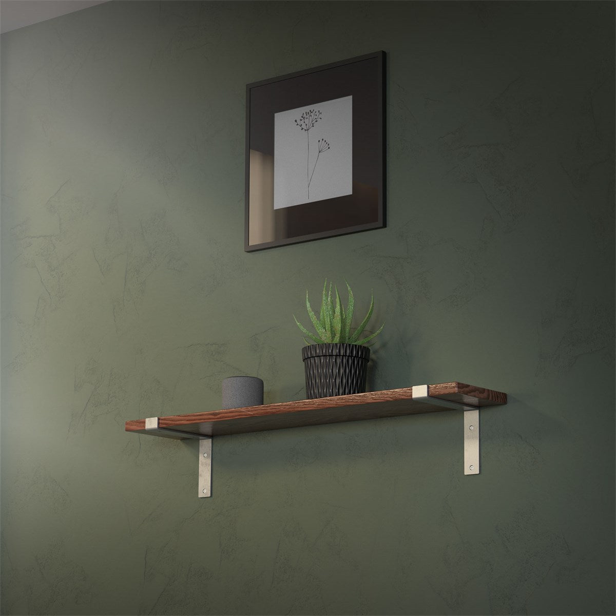 Étagère en bois sur un mur vert, avec une plante et un tableau encadré au-dessus.
