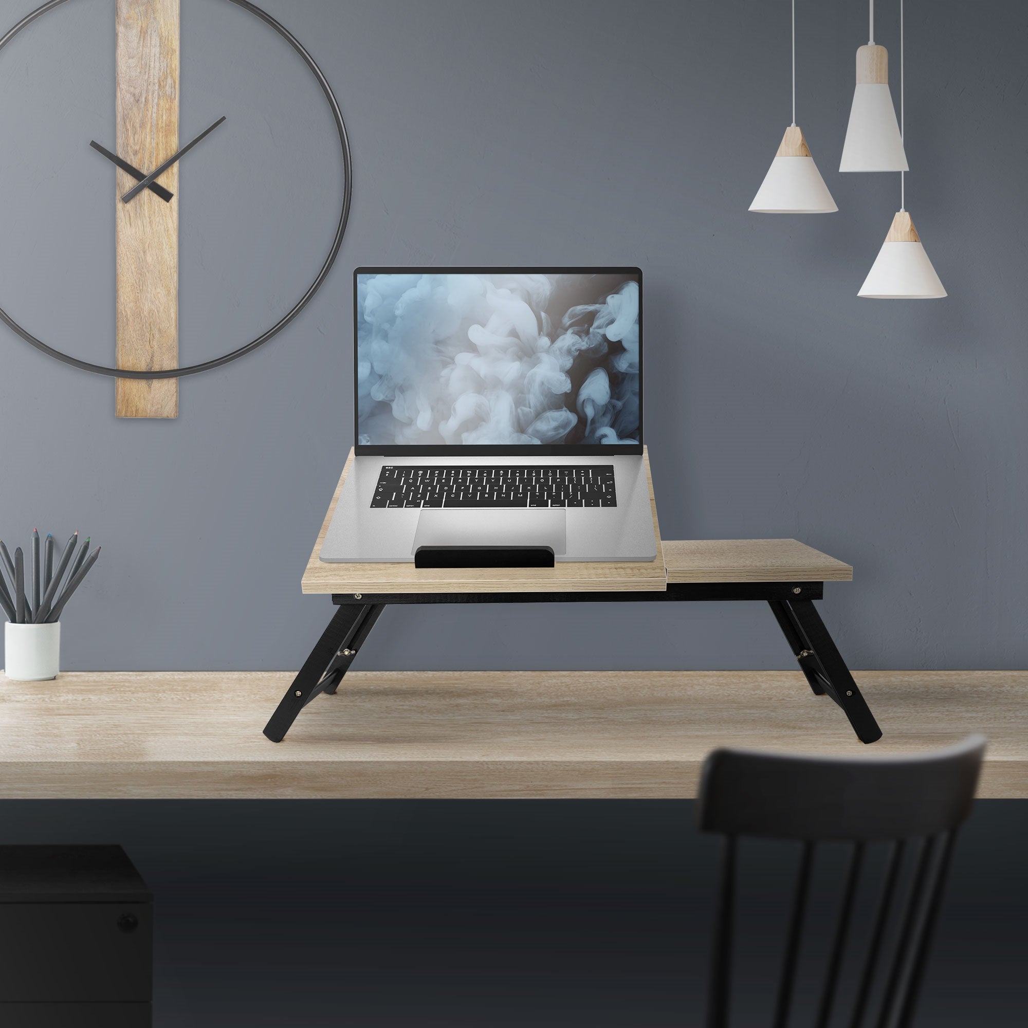 Egy laptop egy összecsukható asztalon egy modern térben.