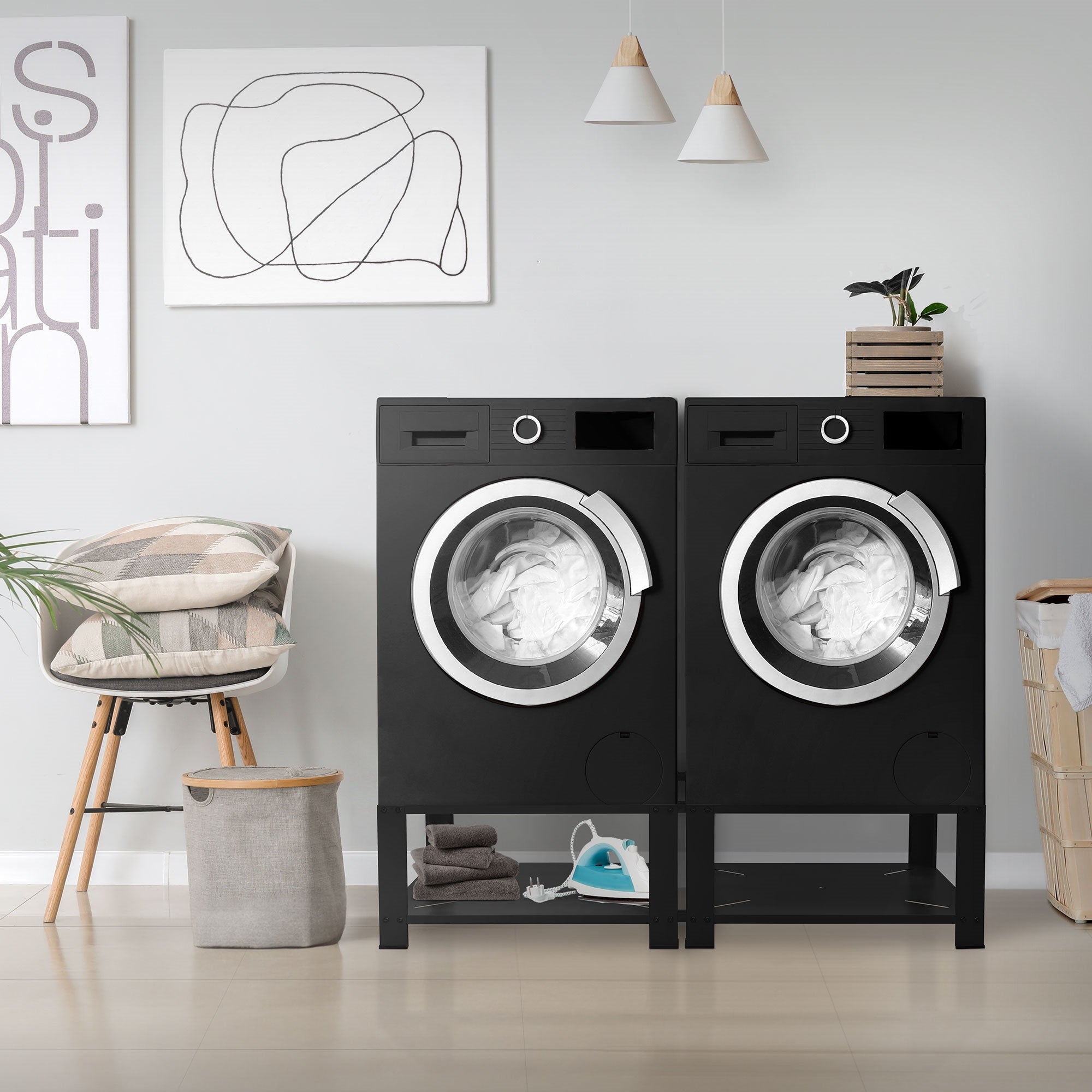 Deux machines à laver dans une pièce moderne avec décoration.