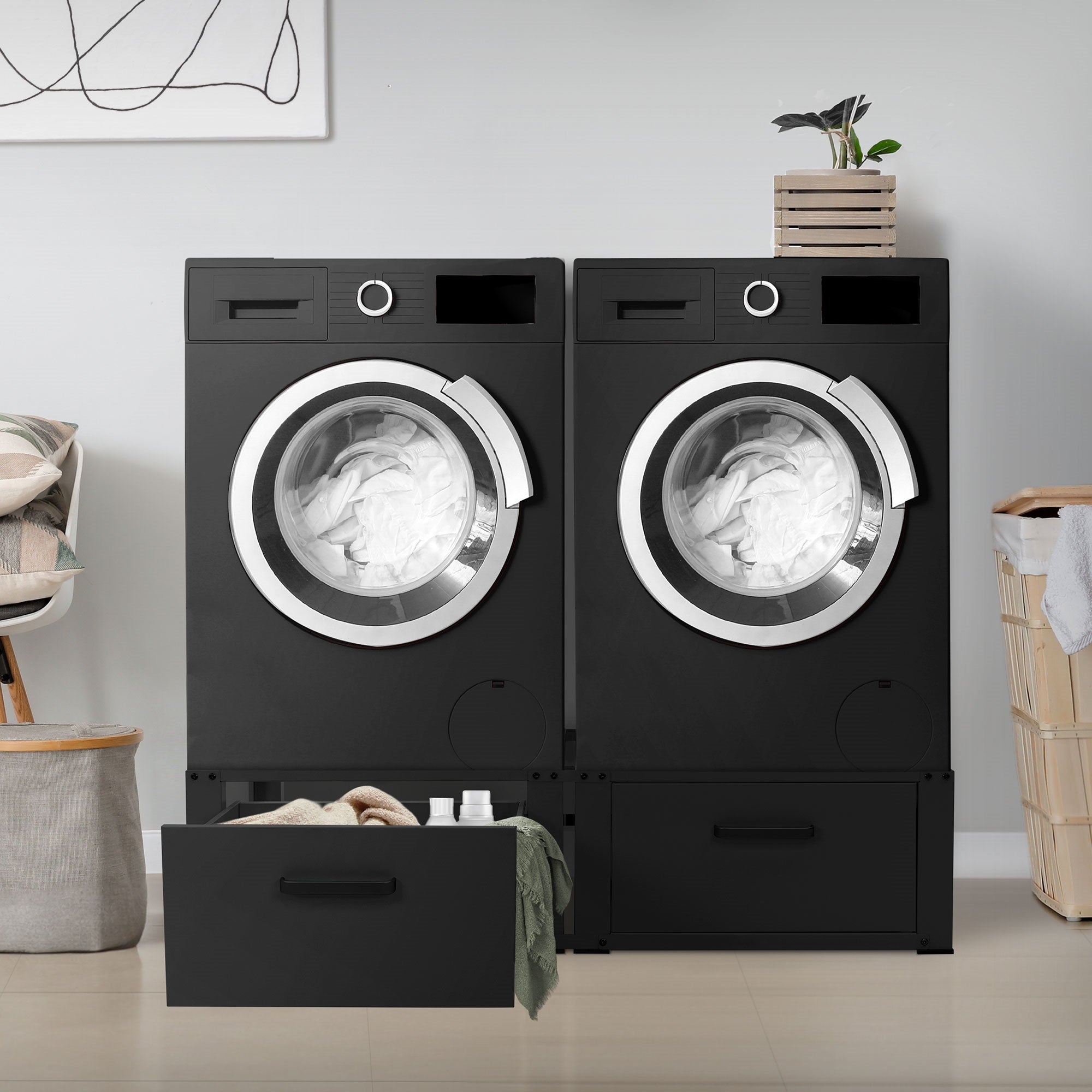 Zwei Waschmaschinen in einem modernen Raum mit Stauraum darunter.