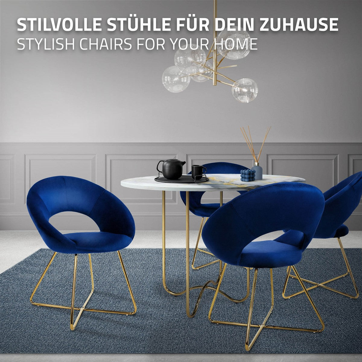 Ein stilvoller Essbereich mit blauen Stühlen und einem runden Tisch.