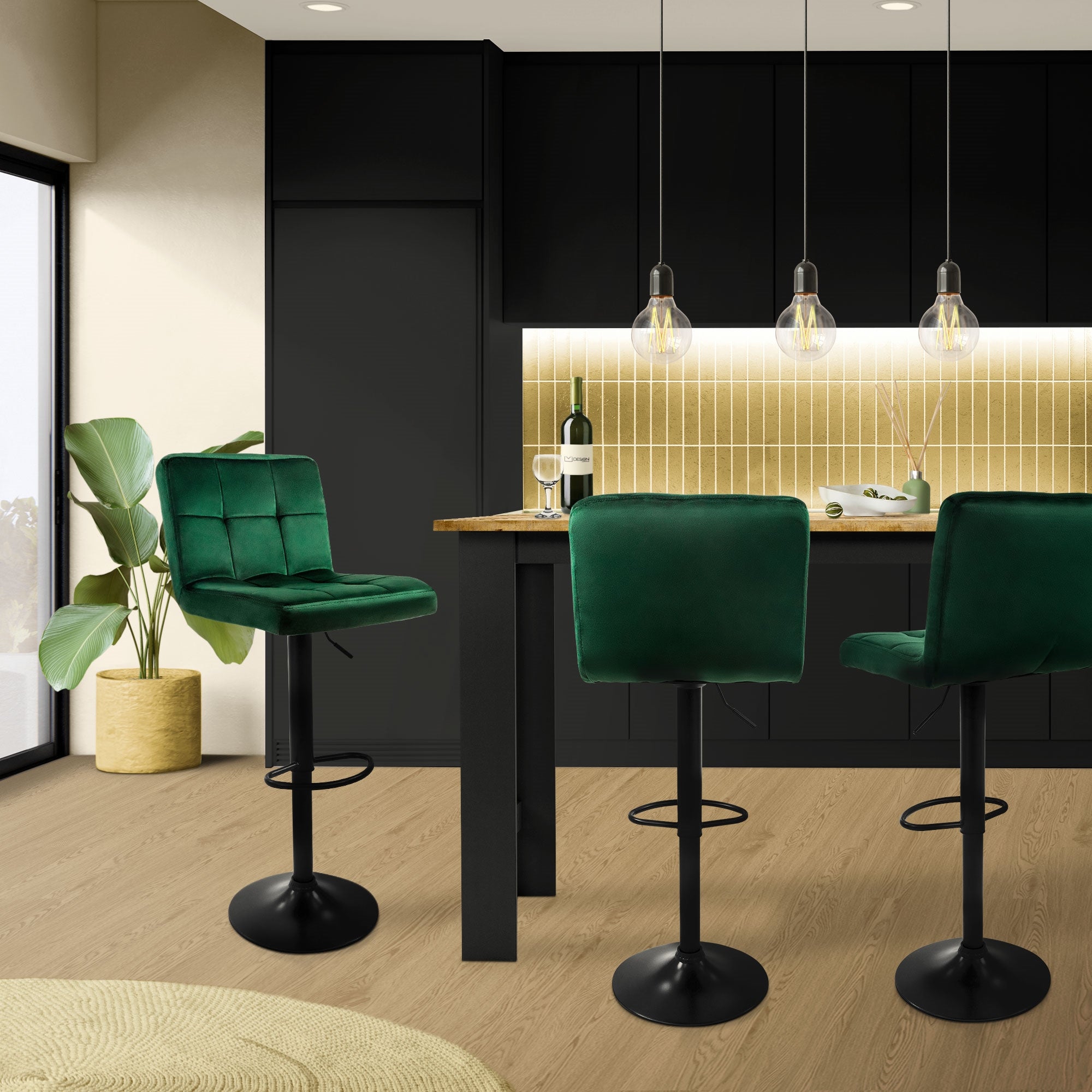 Ein grüner Barhocker an einem Tisch in einer modernen Küche mit Pflanzen im Hintergrund.