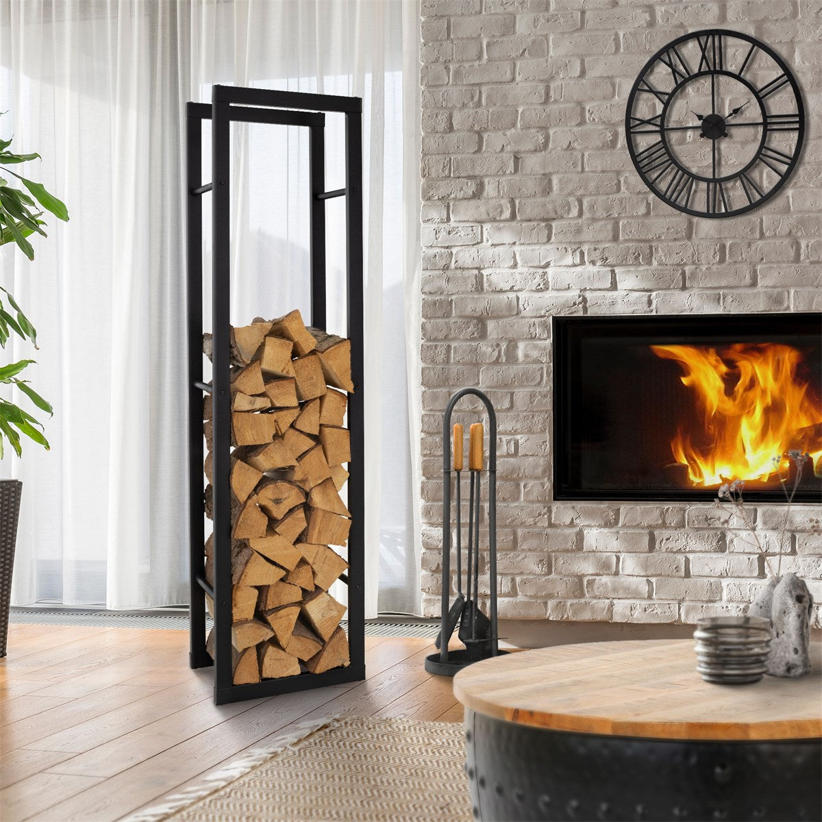 Holzregal mit Holzscheiten vor einem Kamin in einem modernen Raum.