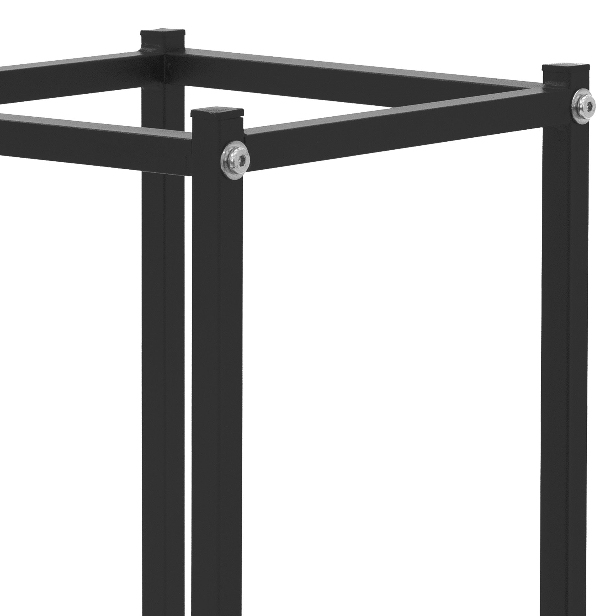 Detailansicht eines schwarzen Metallgestells mit quadratischen Verbindungen.