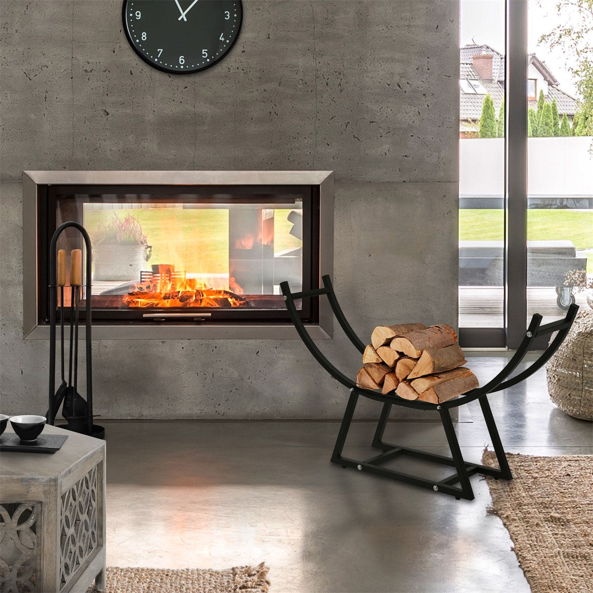 Feuerstelle mit Holzscheiten und modernem Kamin im Hintergrund.