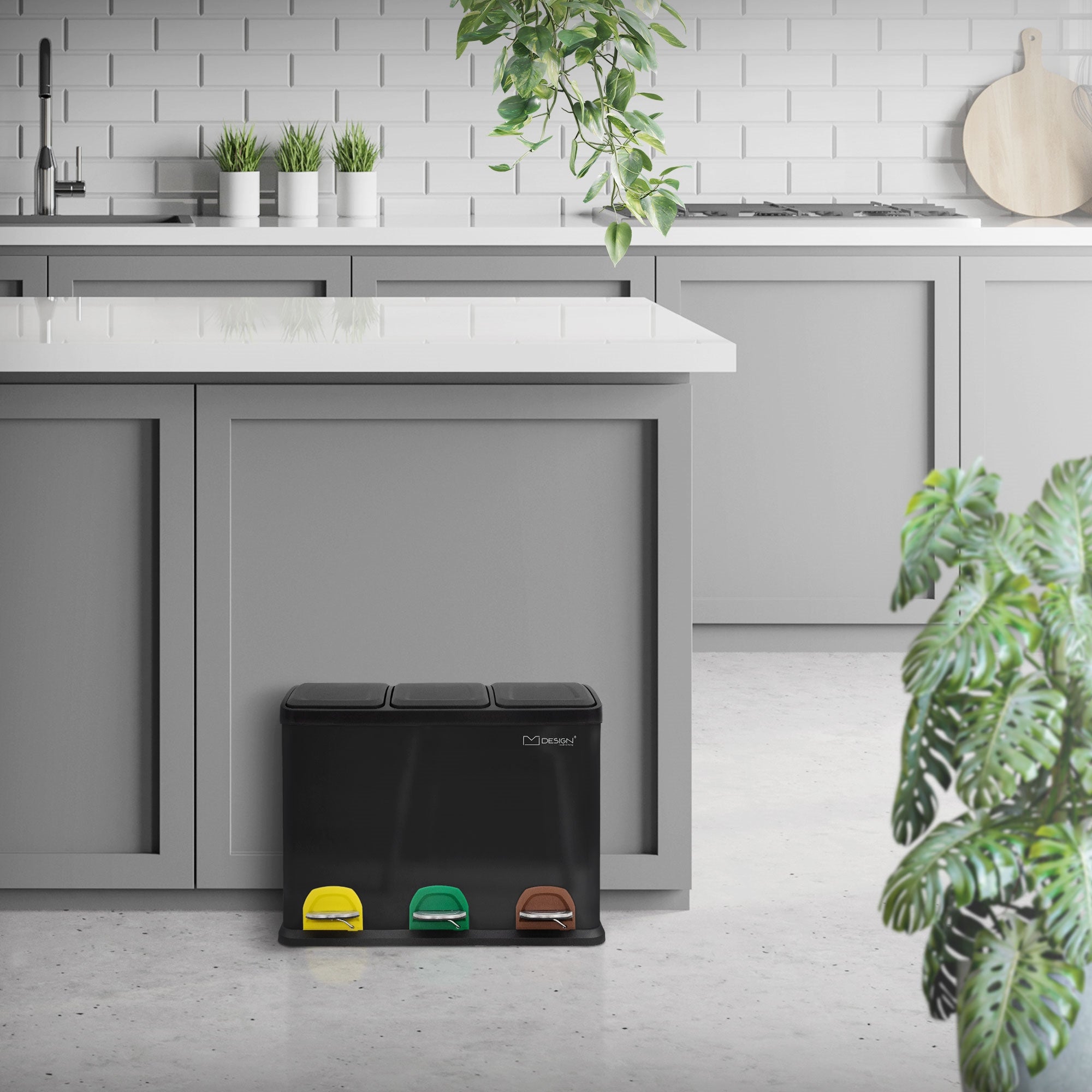 Mülltrennsystem in einer modernen Küche mit Pflanzen im Hintergrund.
