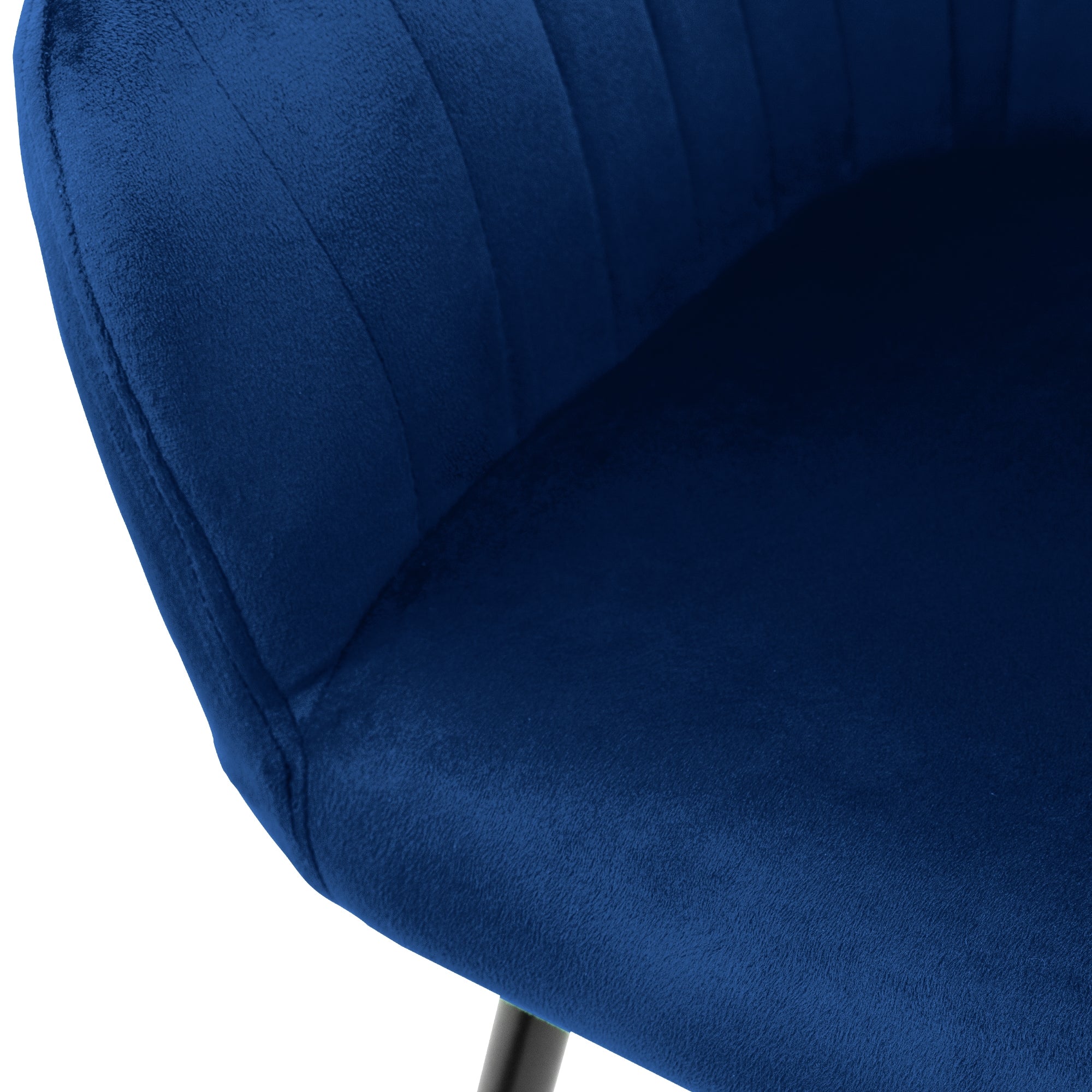 Primo piano della seduta di una sedia blu.