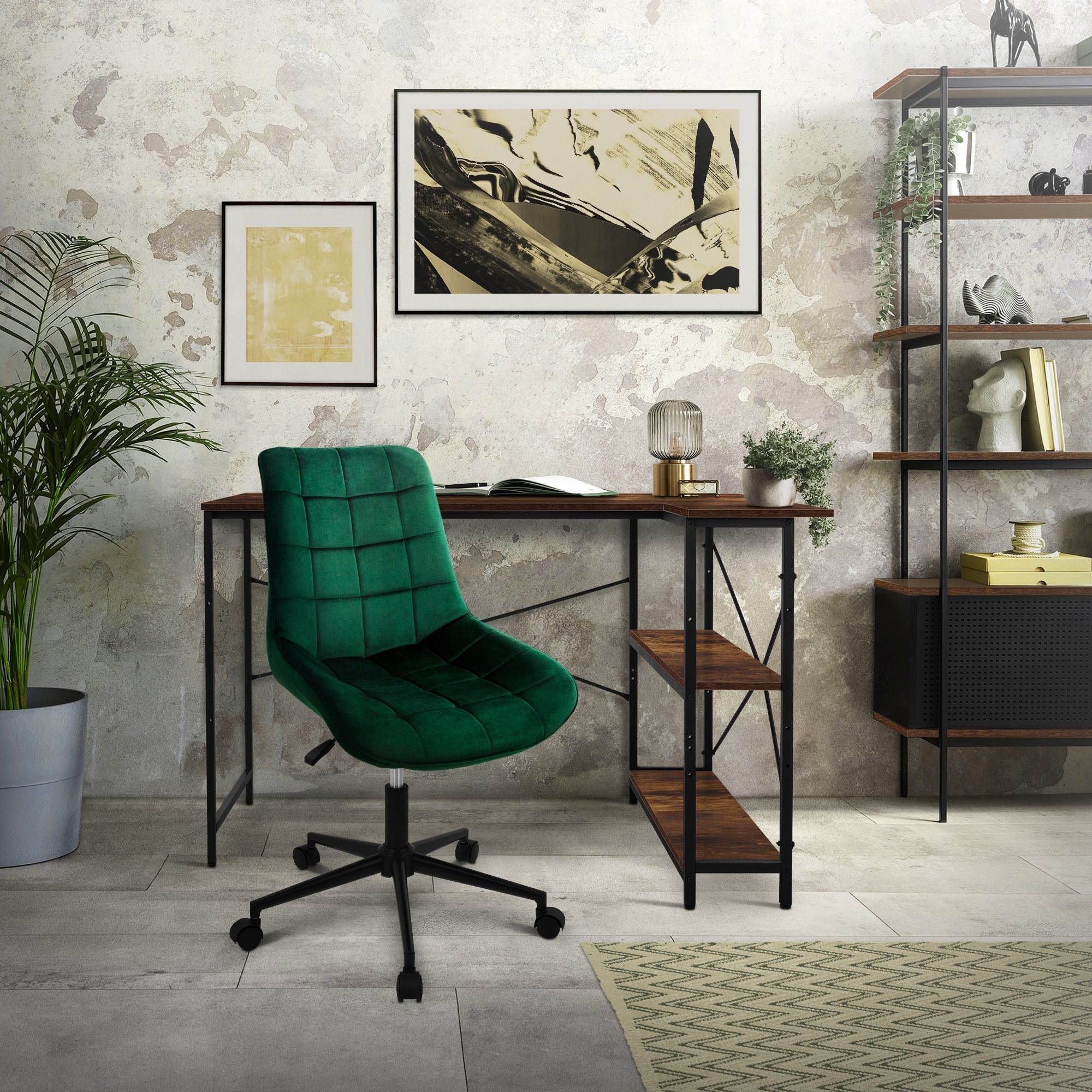 Grøn drejestol foran et skrivebord i et moderne rum med planter.