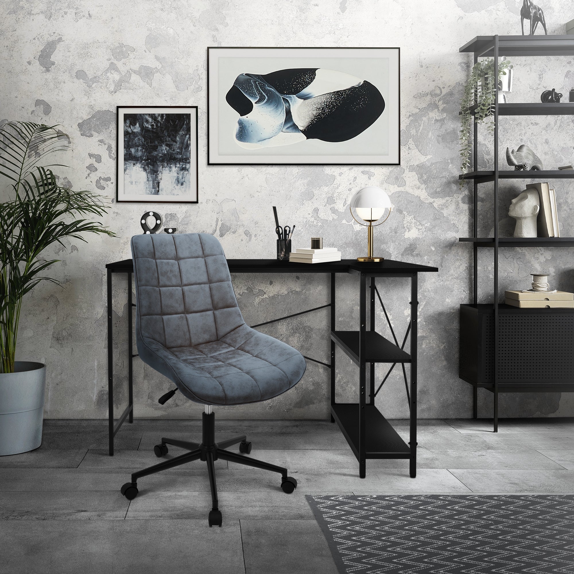 Munkaterület szürke székkel, íróasztallal és faliképekkel egy modern szobában.