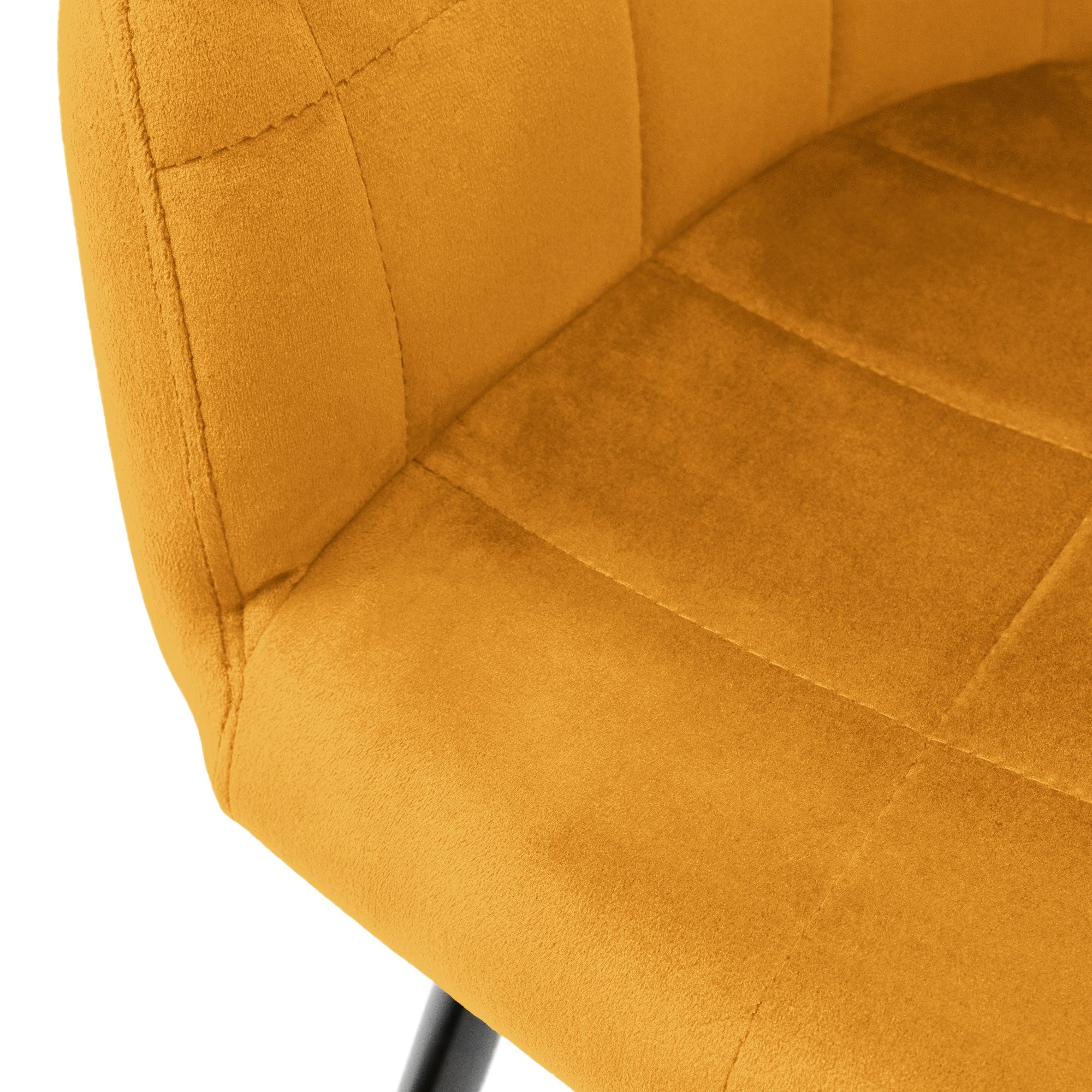 Primer plano del asiento de una silla amarilla con superficie acolchada.