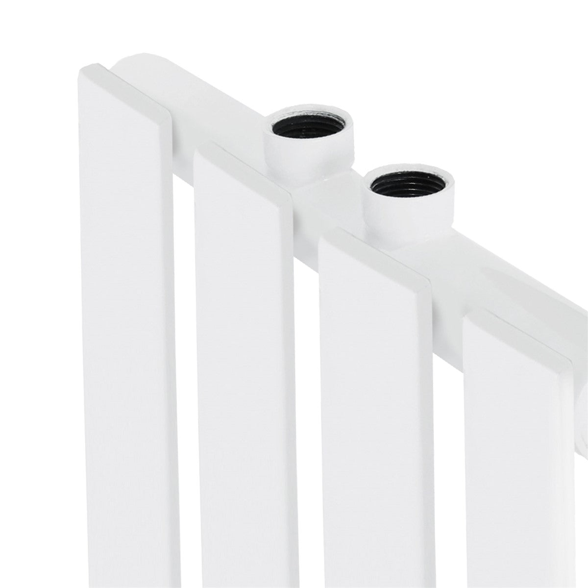 Detaljevisning af en hvid radiator med to tilslutninger.