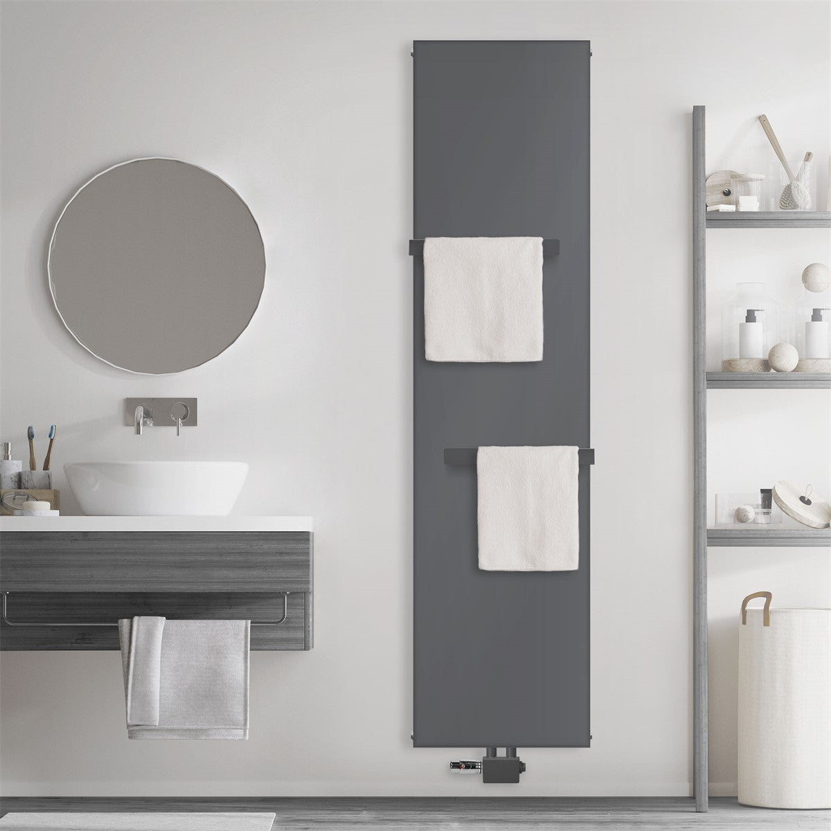 Anthrazitfarbener Heizkörper mit zwei Handtüchern an einer Wand.