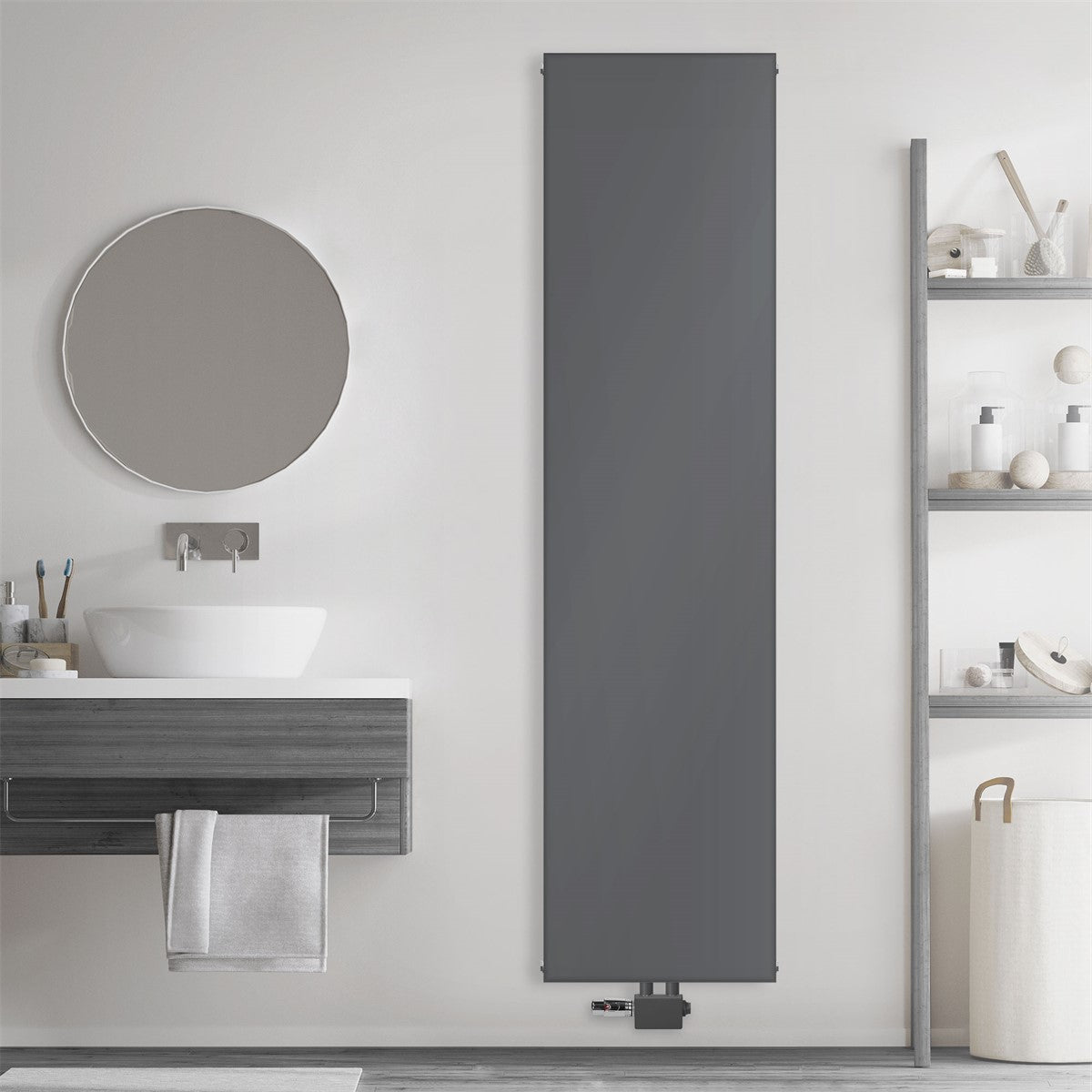 Smal antracitfärgad radiator utan handdukar i badrummet.