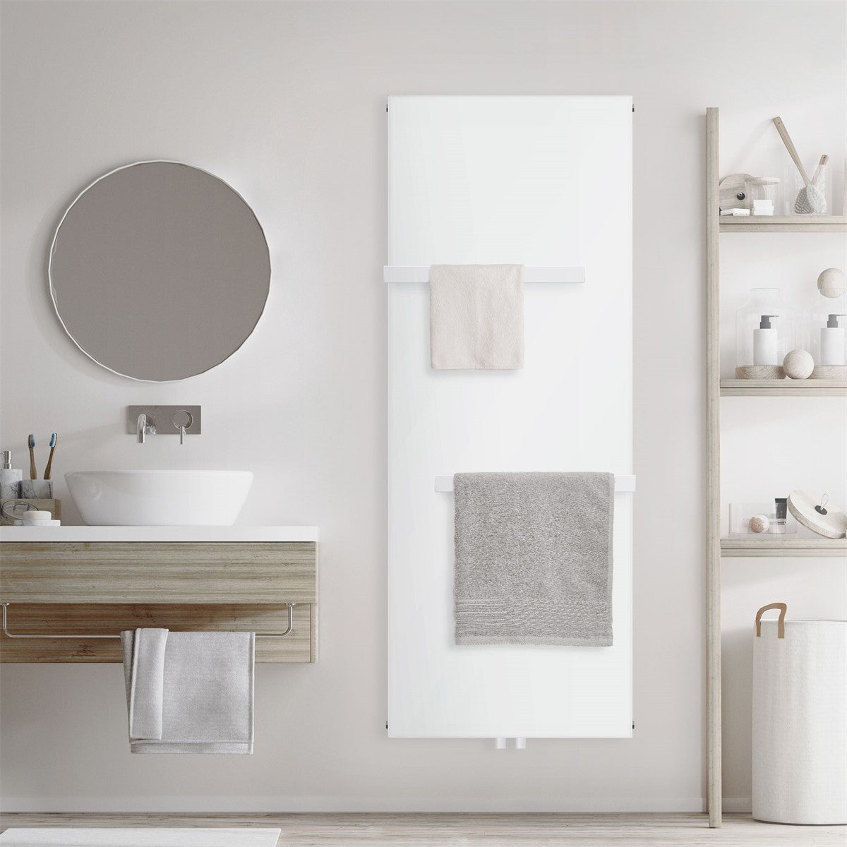 Weißer Heizkörper mit einem Handtuch und Spiegel im Badezimmer.