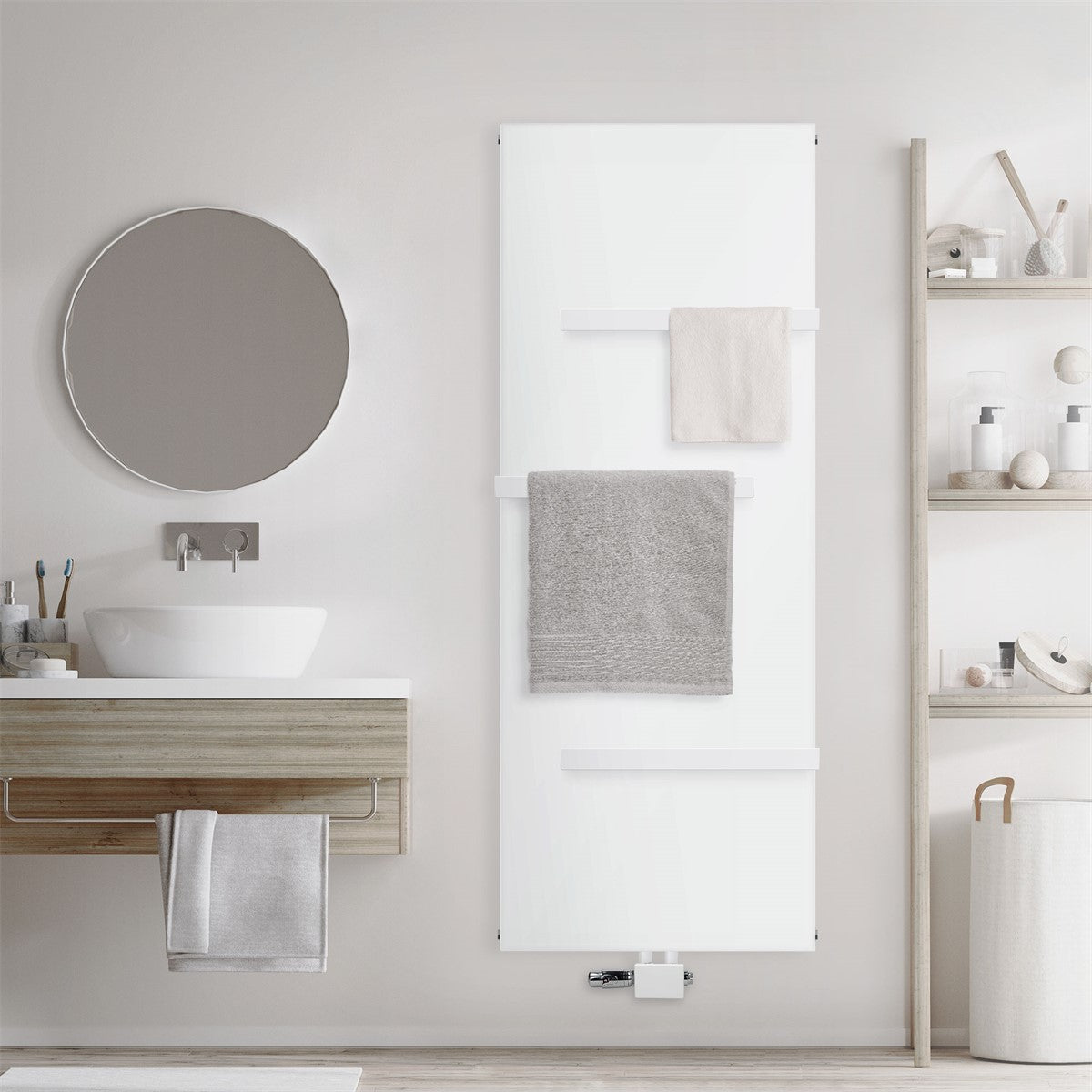 Vit radiator på en vägg med handdukar och badrumstillbehör.