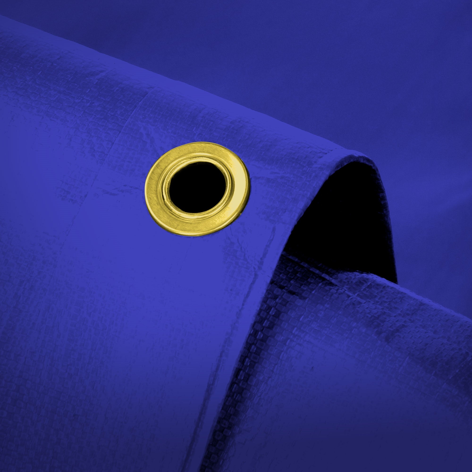 Detailaufnahme einer blauen Plane mit einer goldenen Öse.