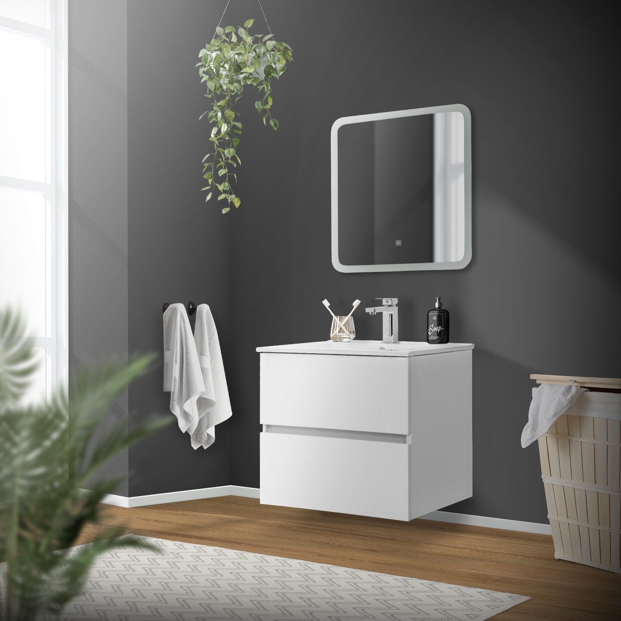Vista moderna del baño con lavabo, espejo y plantas en la pared.