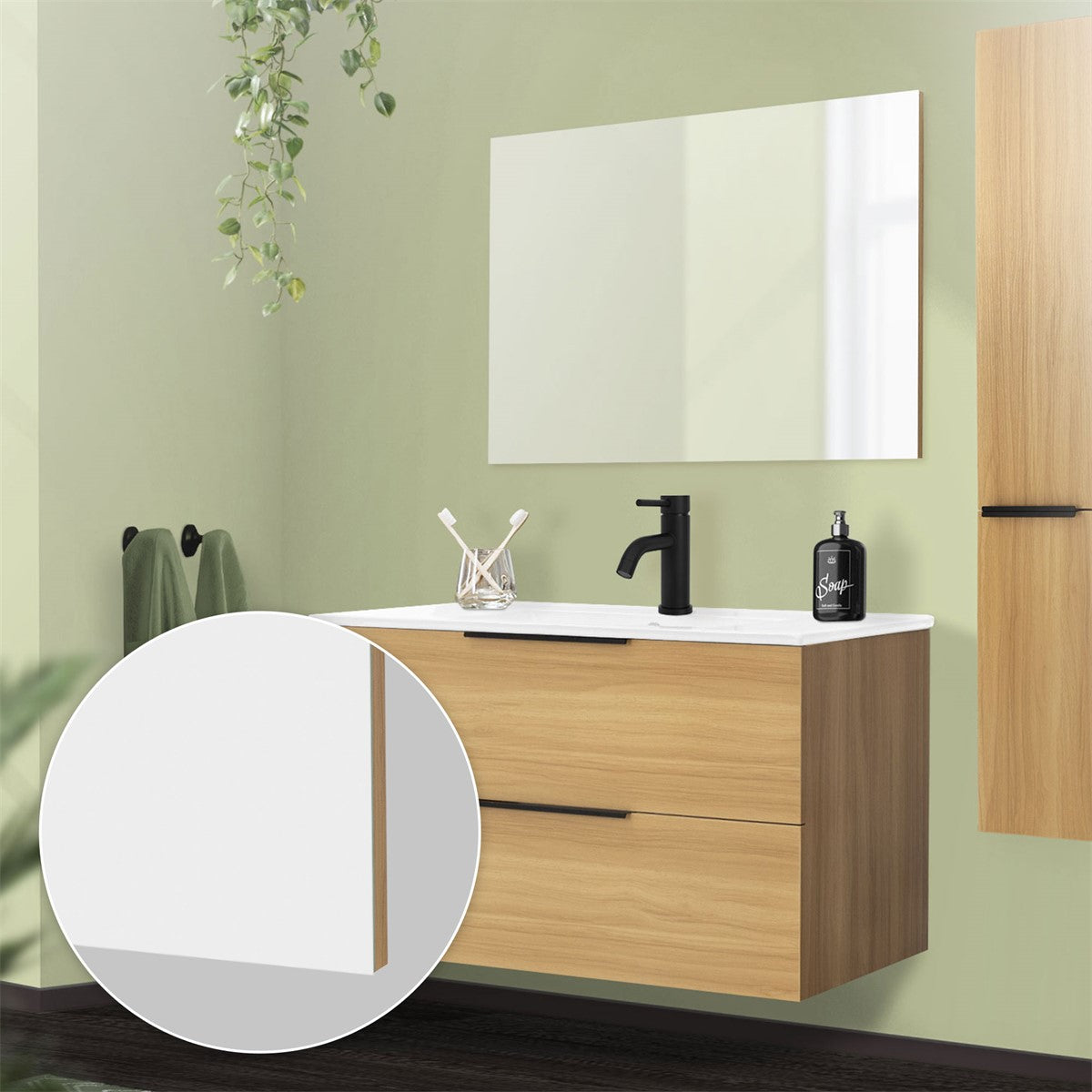 Holzwaschtisch mit Spiegel und schwarzem Wasserhahn.