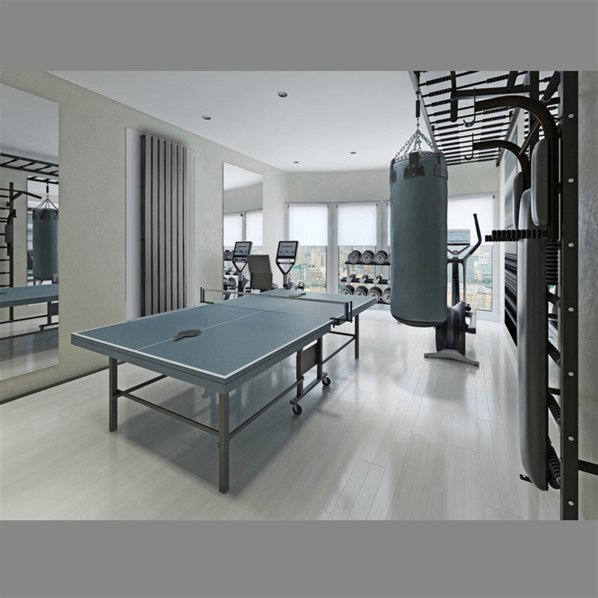 Edzőterem pingpongasztallal, fitneszeszközökkel és boxzsákkal.