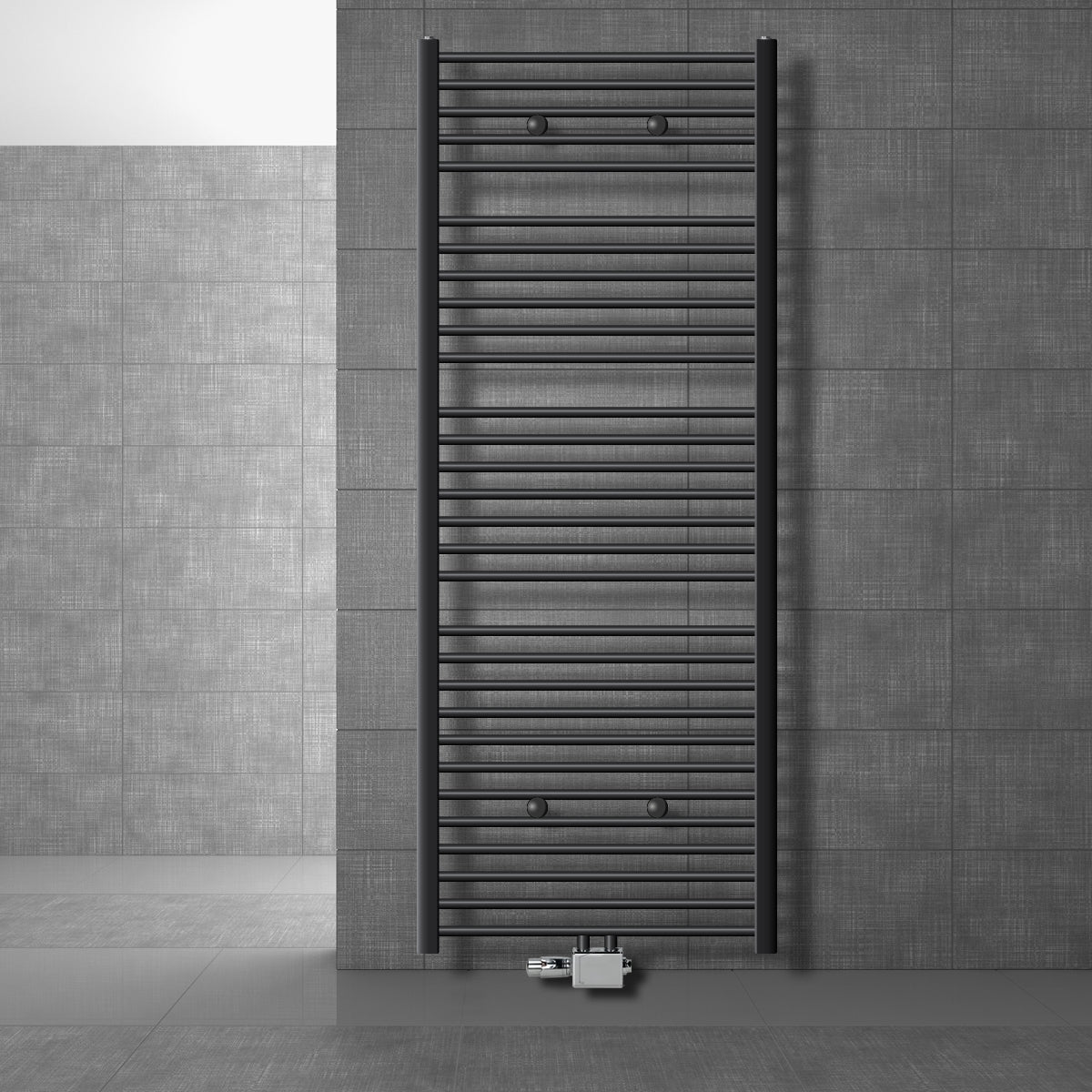 Un radiateur noir à serviettes sur un mur gris.