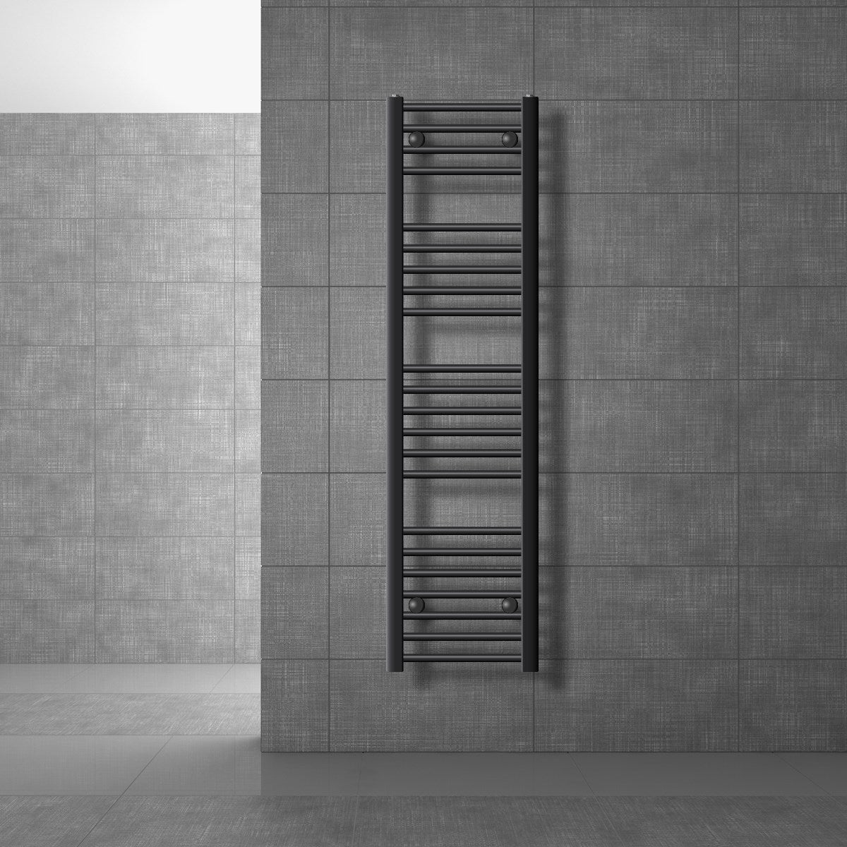 Smalle zwarte handdoekradiator aan een grijze muur.