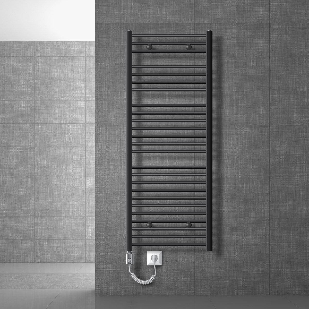Antracitfarvet håndklæderadiator med eltilslutning på en grå væg.