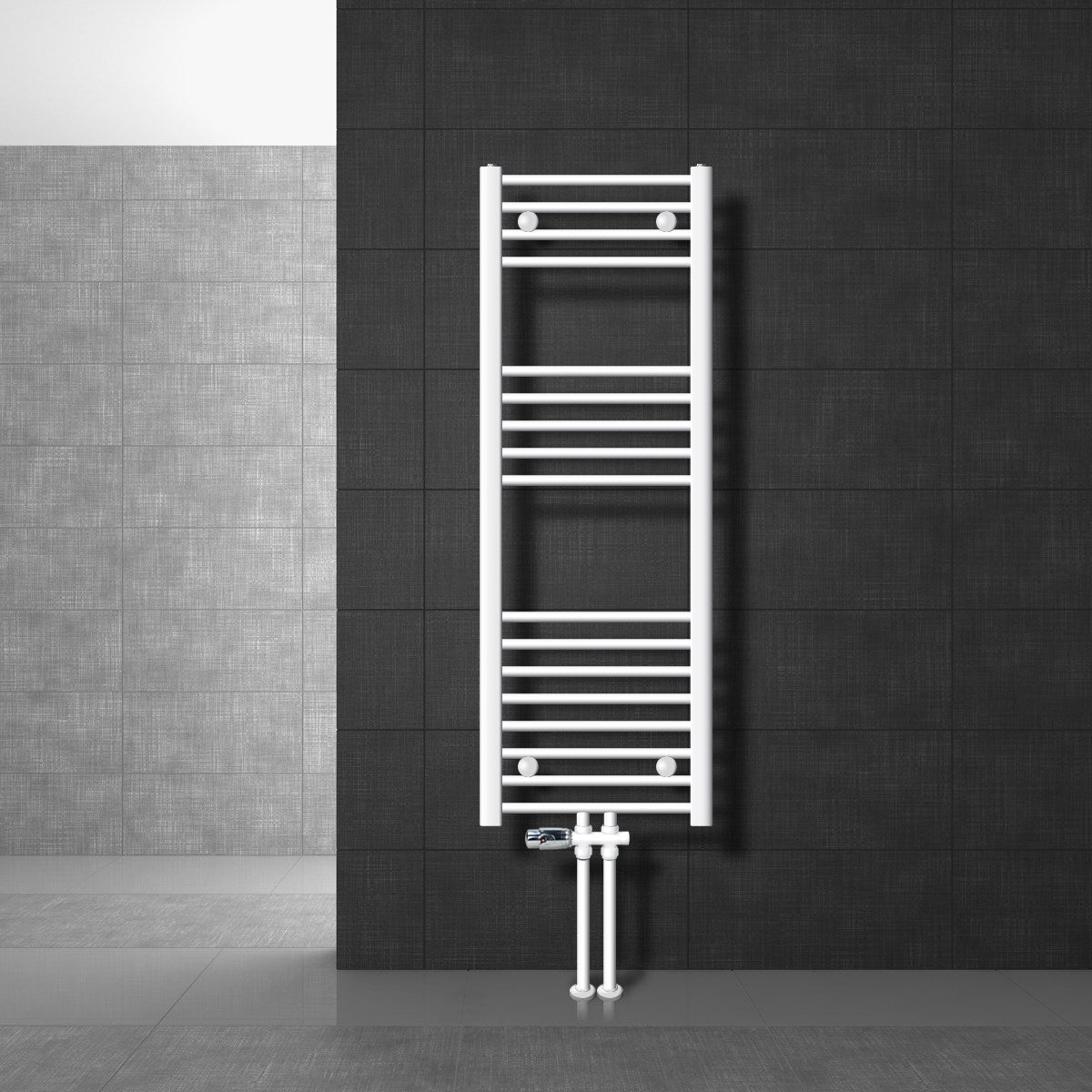 Witte handdoekradiator aan een donkere muur.