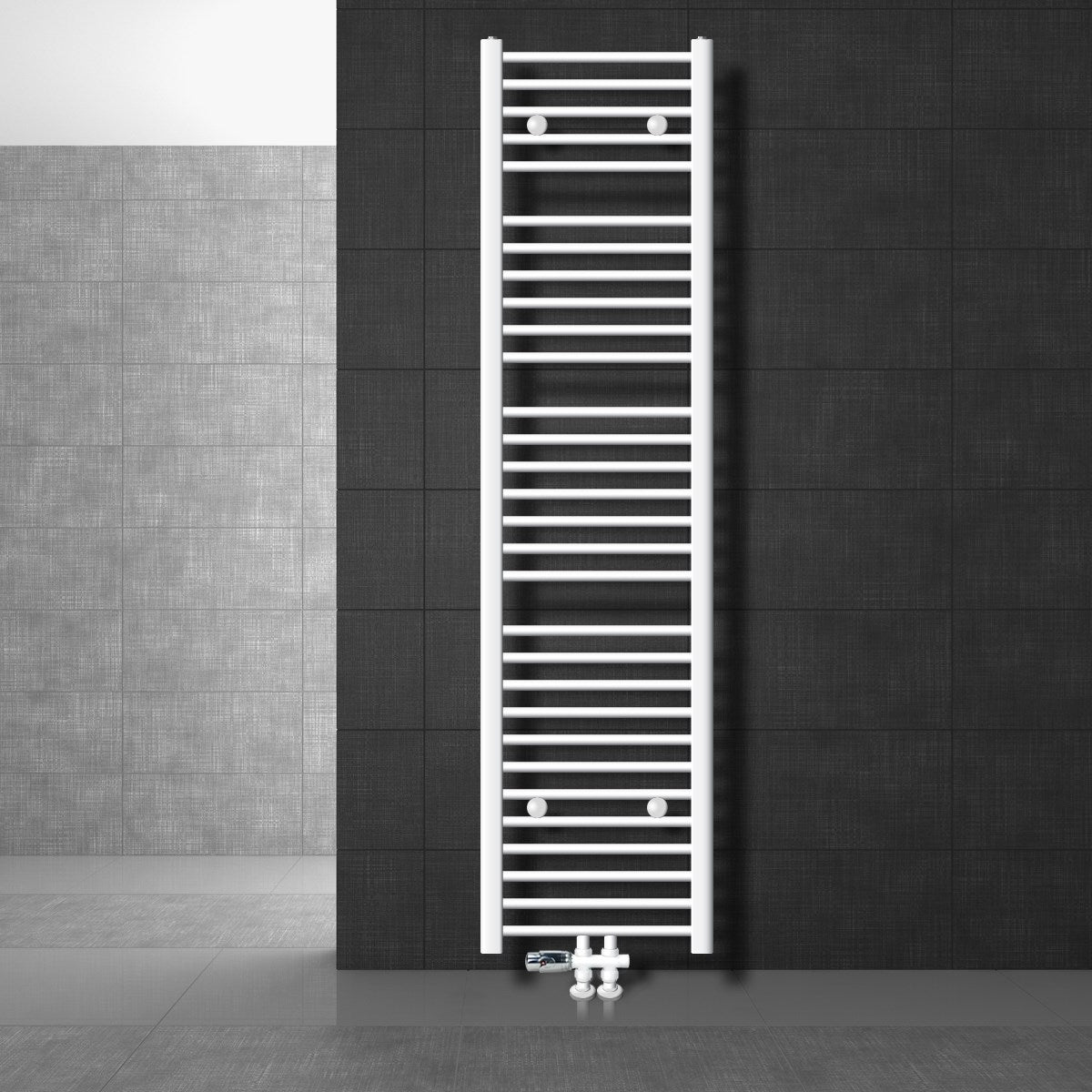 Witte handdoekradiator met onderaansluiting aan een donkere muur.