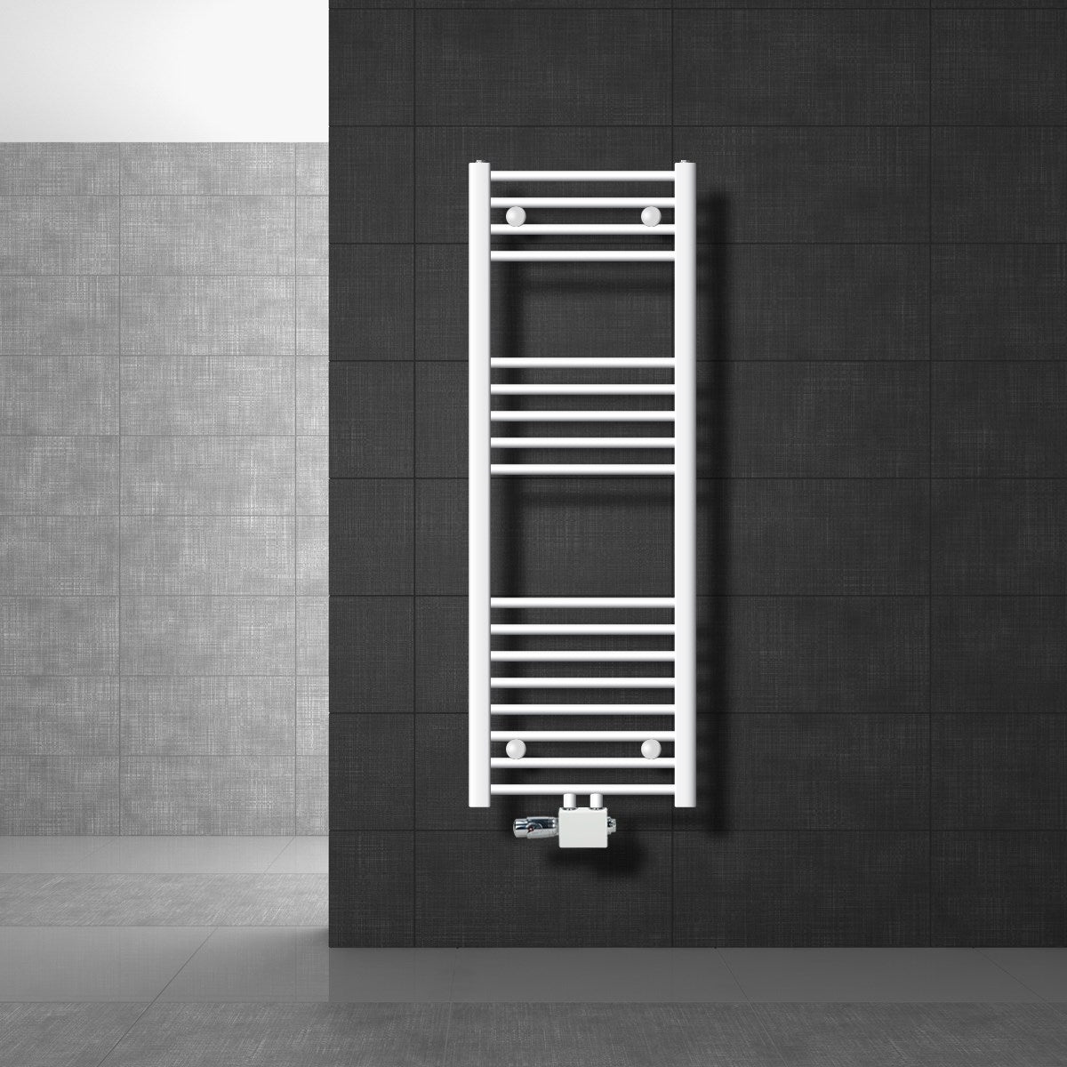 Witte handdoekradiator aan een donkere muur.