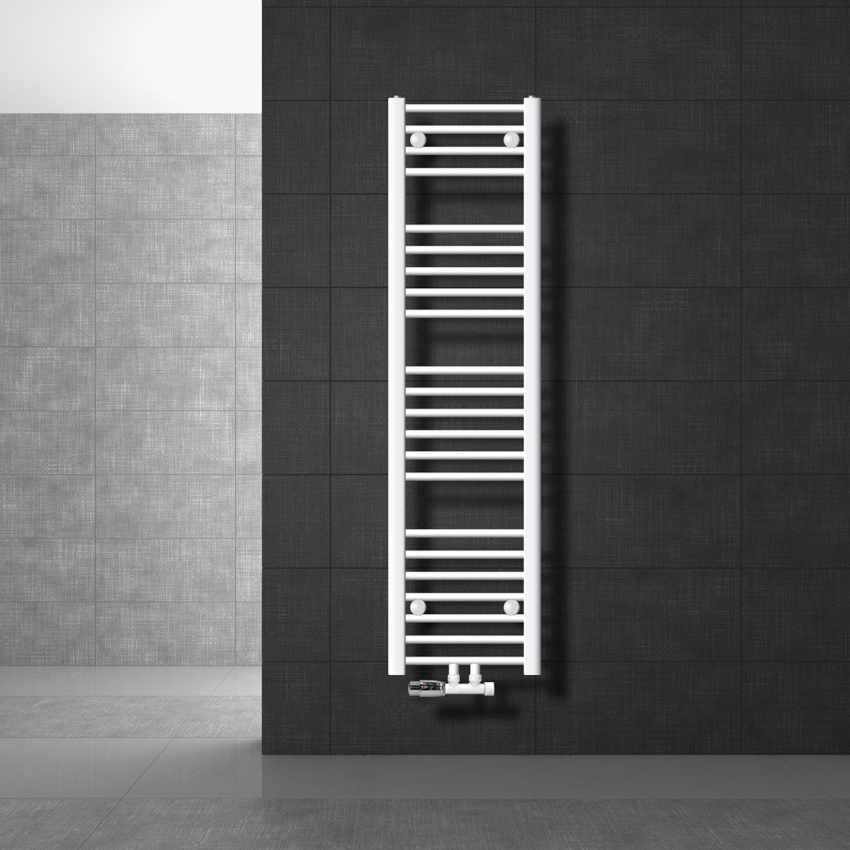 Høj, hvid radiator på en mørk væg i et moderne rum.