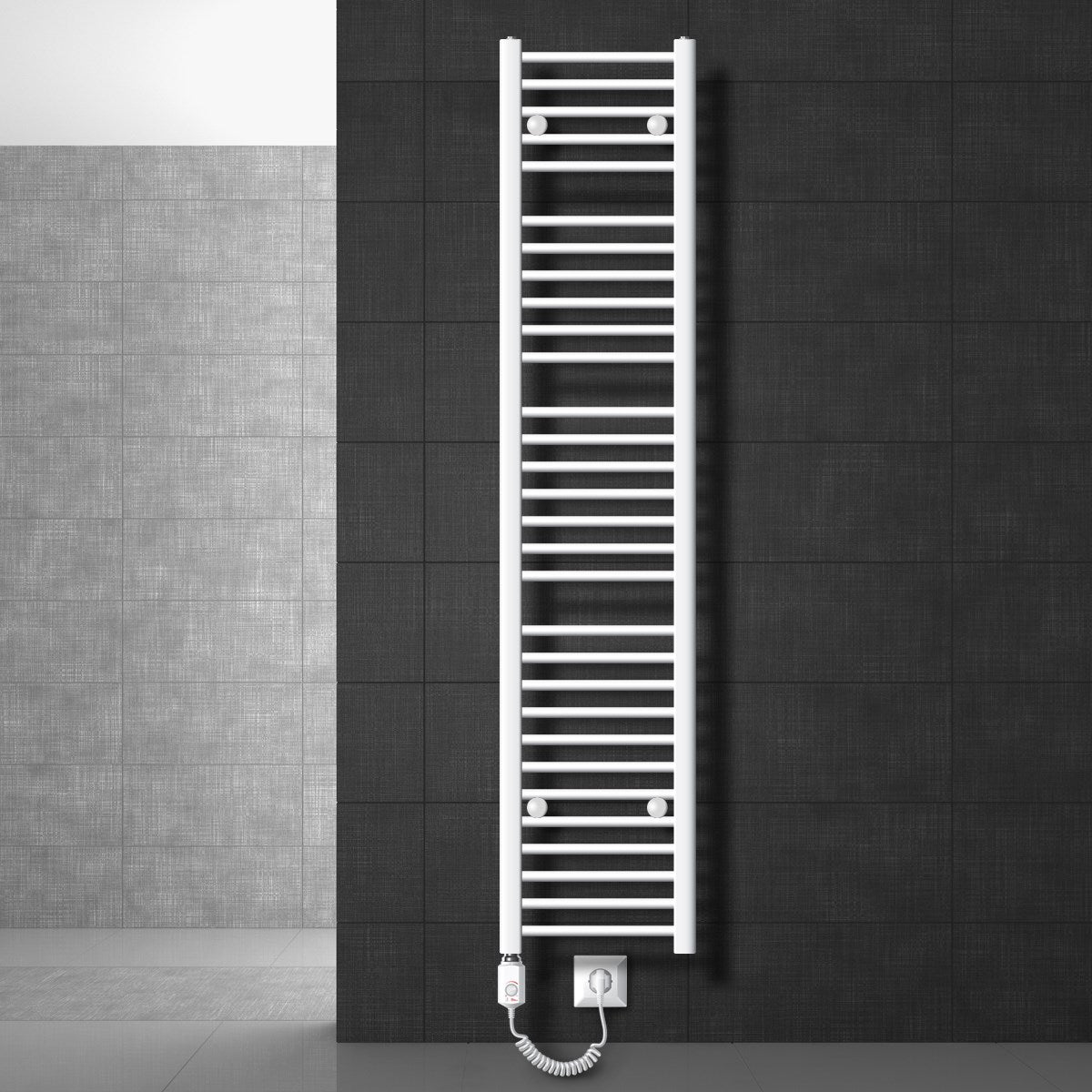 Hoher weißer Handtuchheizkörper an einer dunklen Wand.