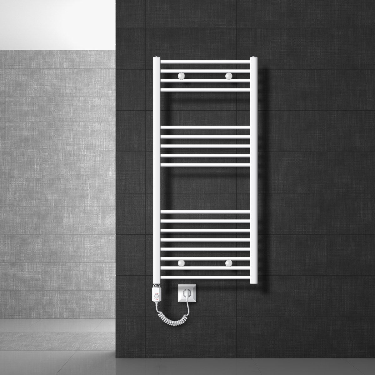 Weißer elektrischer Handtuchheizkörper an einer dunklen Wand.