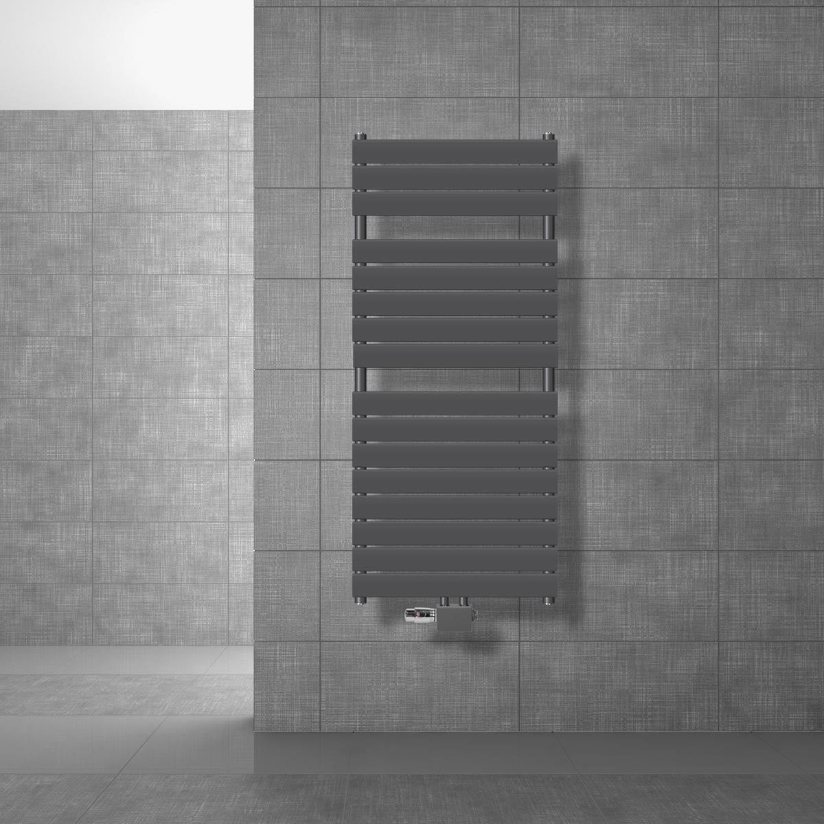 Antracietkleurige radiator aan een muur, met horizontale lamellen.