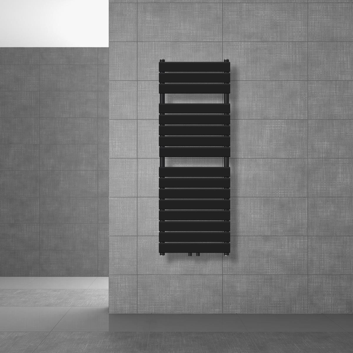 Sort radiator på en lys væg uden synlige rør.