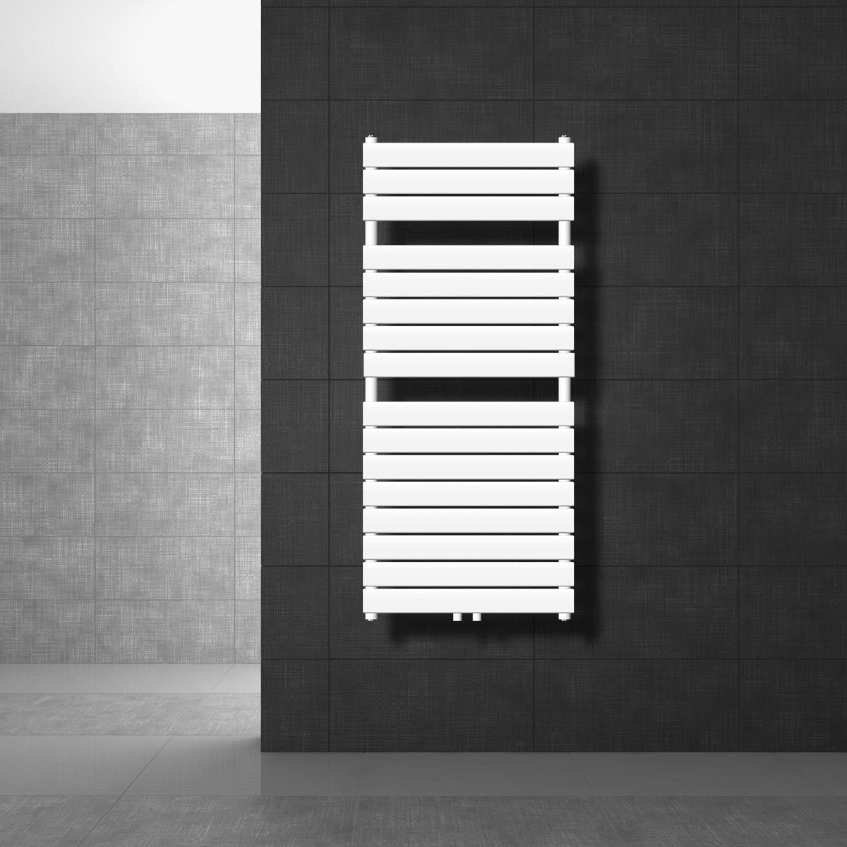 Vit handdukstork på en mörk vägg.