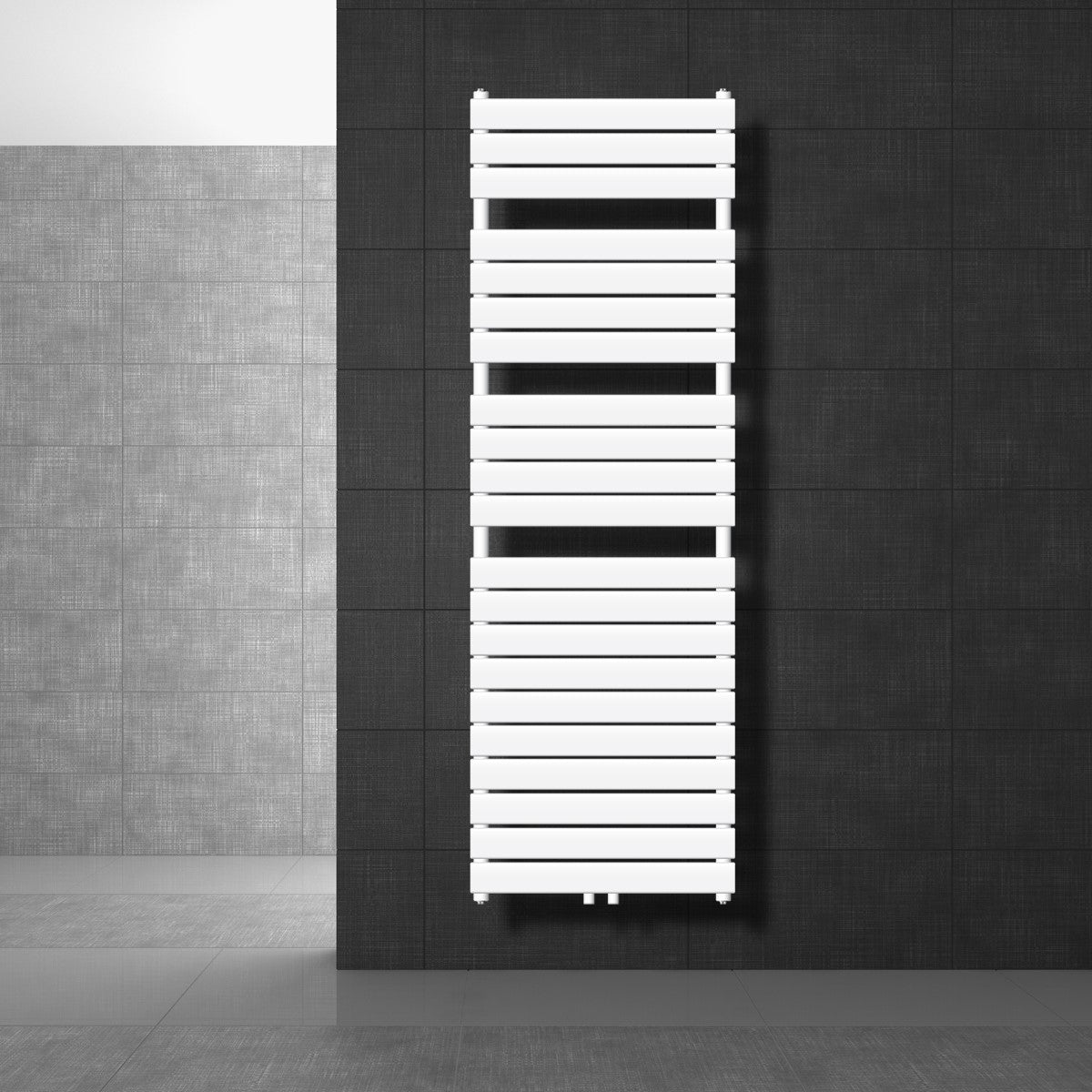 Witte radiator aan een donkere muur, met meerdere horizontale lamellen.