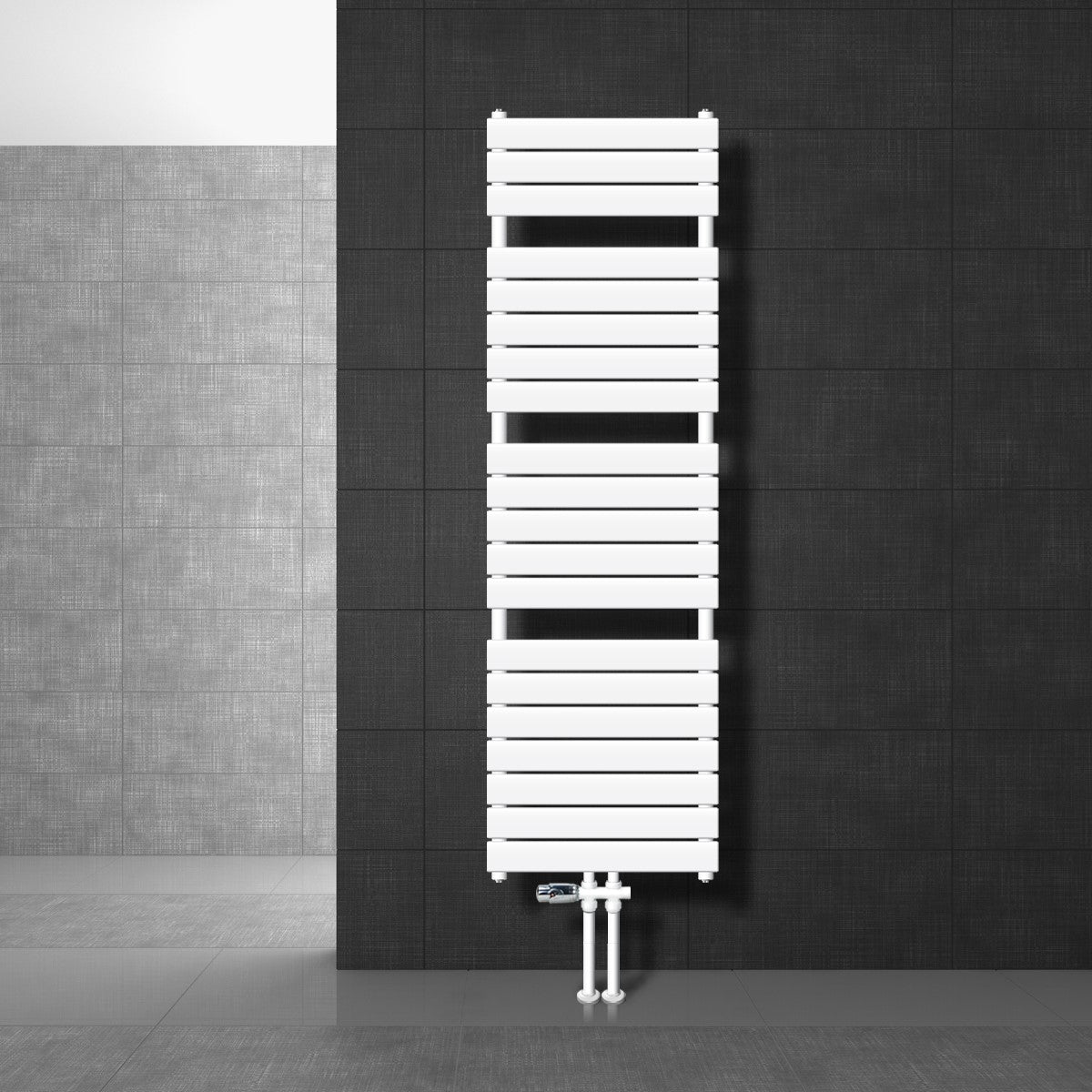 Long radiateur sèche-serviettes blanc sur un mur sombre.